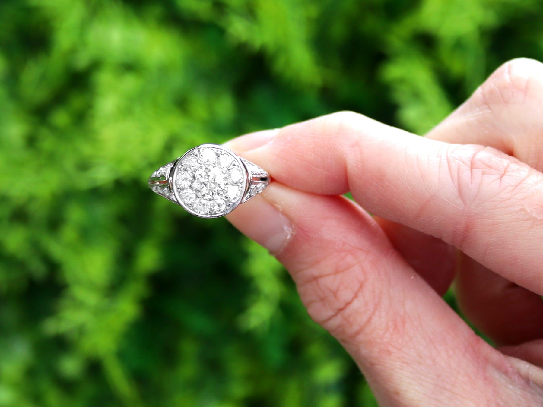 Magnifique bague ancienne en or blanc 18 carats, sertie de platine et ornée d'un diamant de 1,25 carat. Cette bague fait partie de notre collection de bagues à grappes de diamants.

Cette magnifique bague en diamant, fine et impressionnante, a été