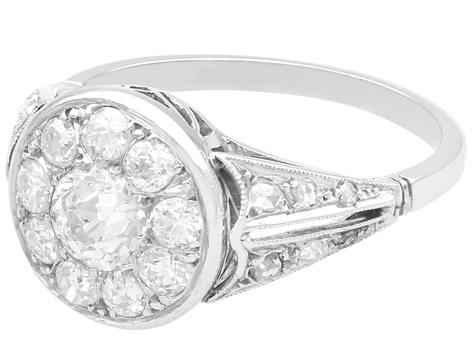 Taille vieille Europe Bague grappe ancienne en or blanc 18 carats et diamants de 1,25 carat, c. 1920 en vente