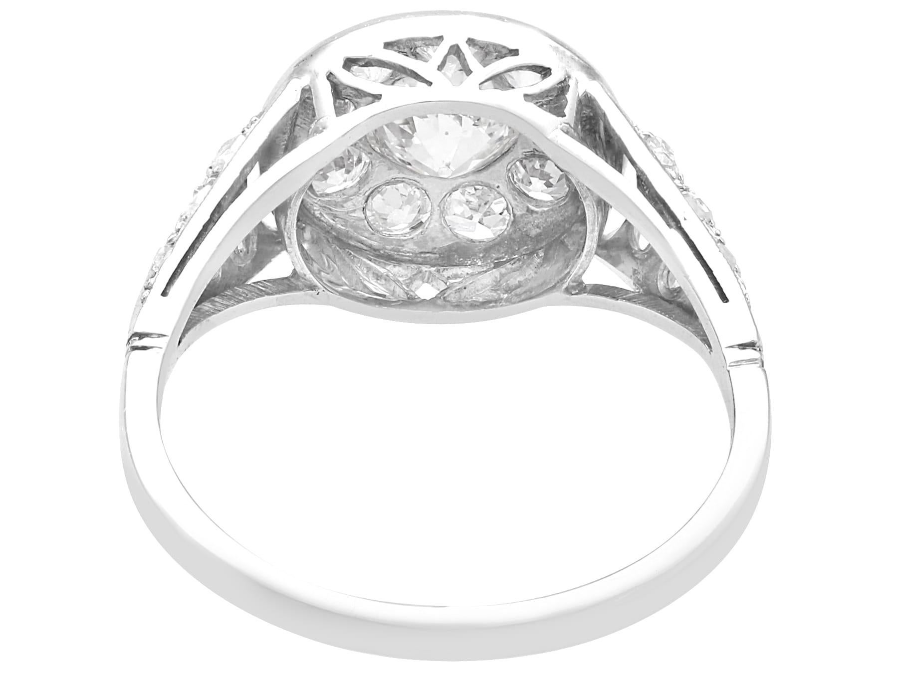 Bague grappe ancienne en or blanc 18 carats et diamants de 1,25 carat, c. 1920 Excellent état - En vente à Jesmond, Newcastle Upon Tyne