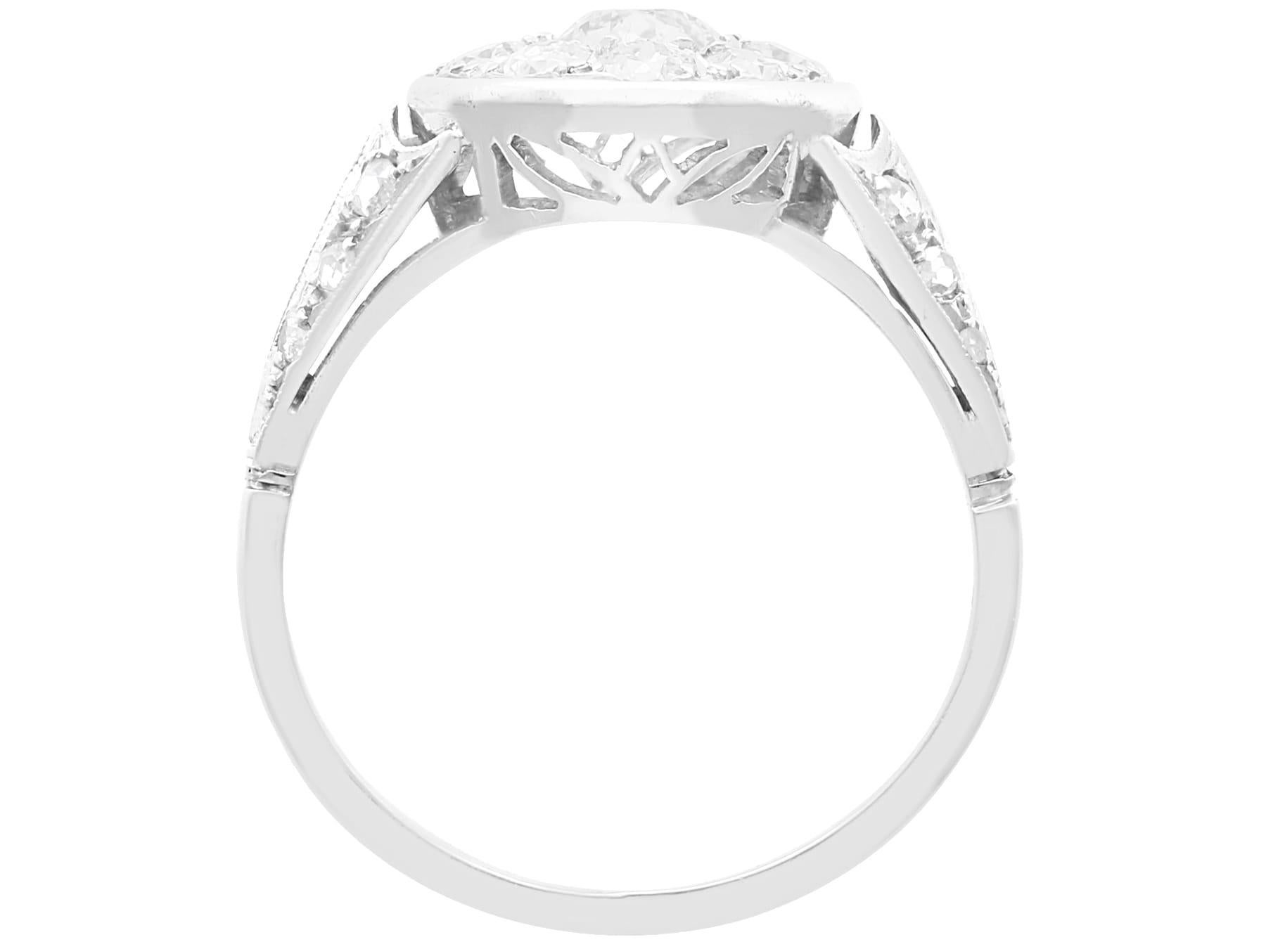 Bague grappe ancienne en or blanc 18 carats et diamants de 1,25 carat, c. 1920 Unisexe en vente