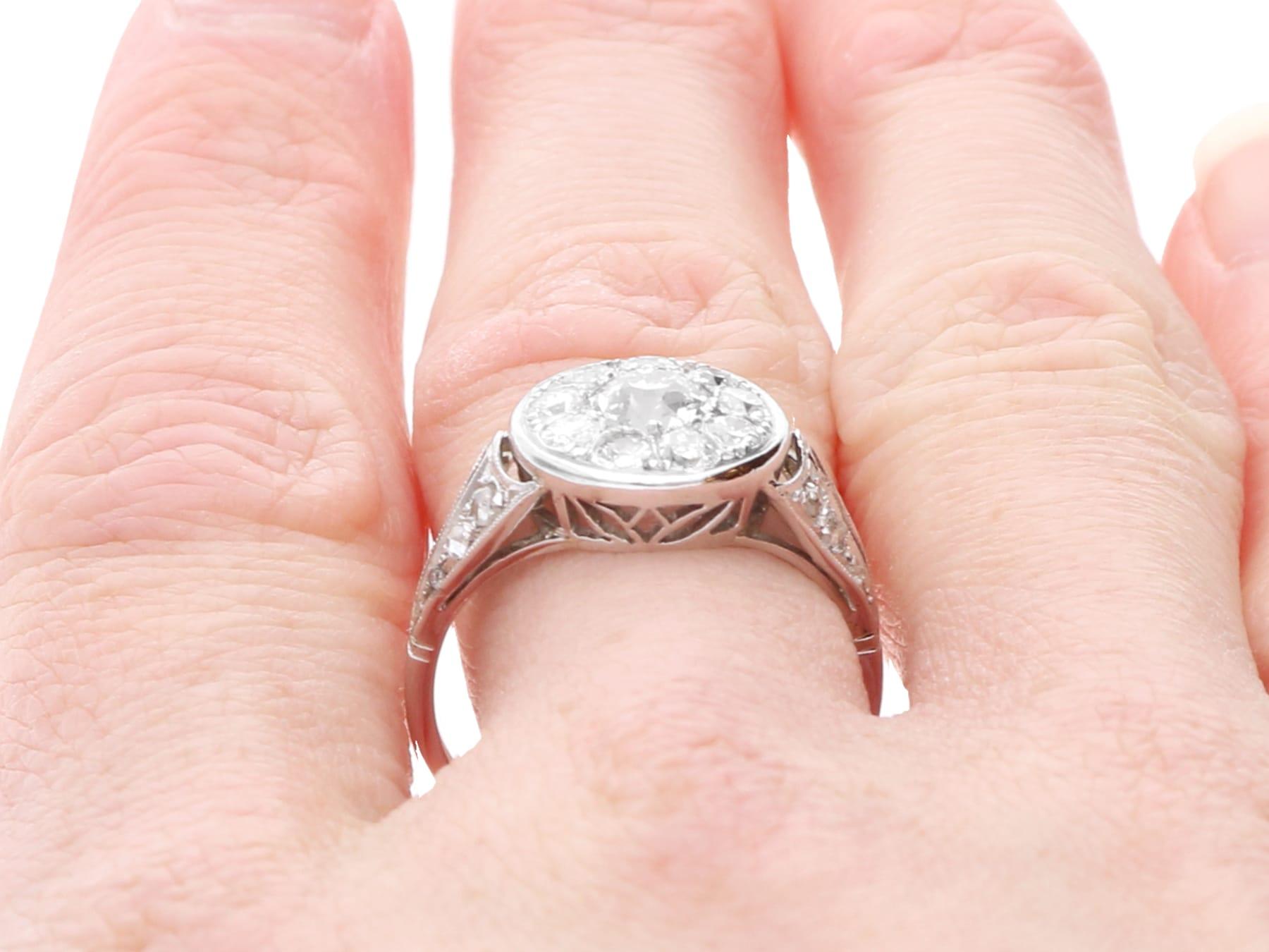 Bague grappe ancienne en or blanc 18 carats et diamants de 1,25 carat, c. 1920 en vente 4