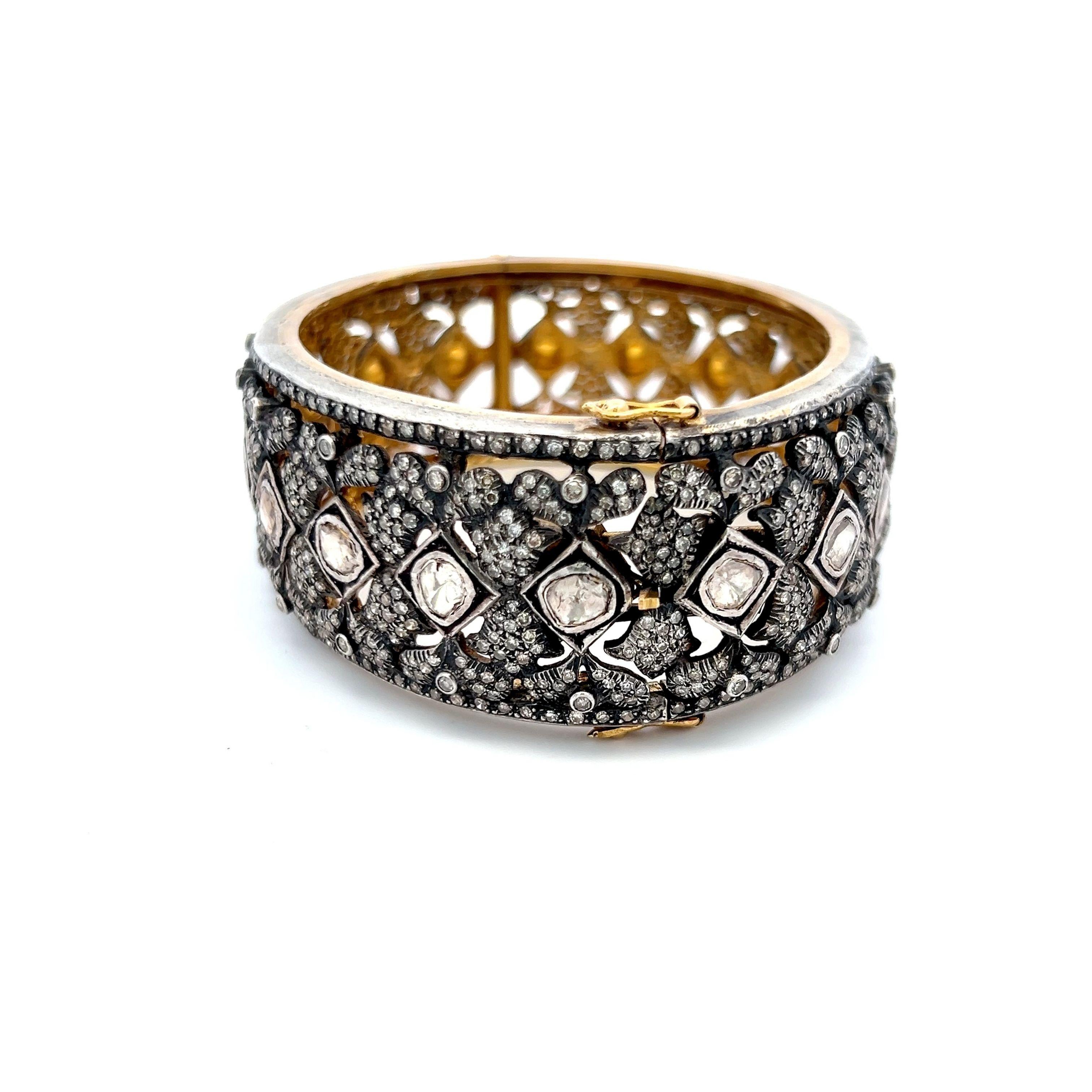 Titolo:
Stupendo braccialetto in stile antico con 12,60 carati di diamanti naturali taglio rosa e rotondi incastonati in oro e argento bicolore. Realizzato a mano con dettagli intricati, questo bracciale senza tempo combina lusso, brillantezza ed