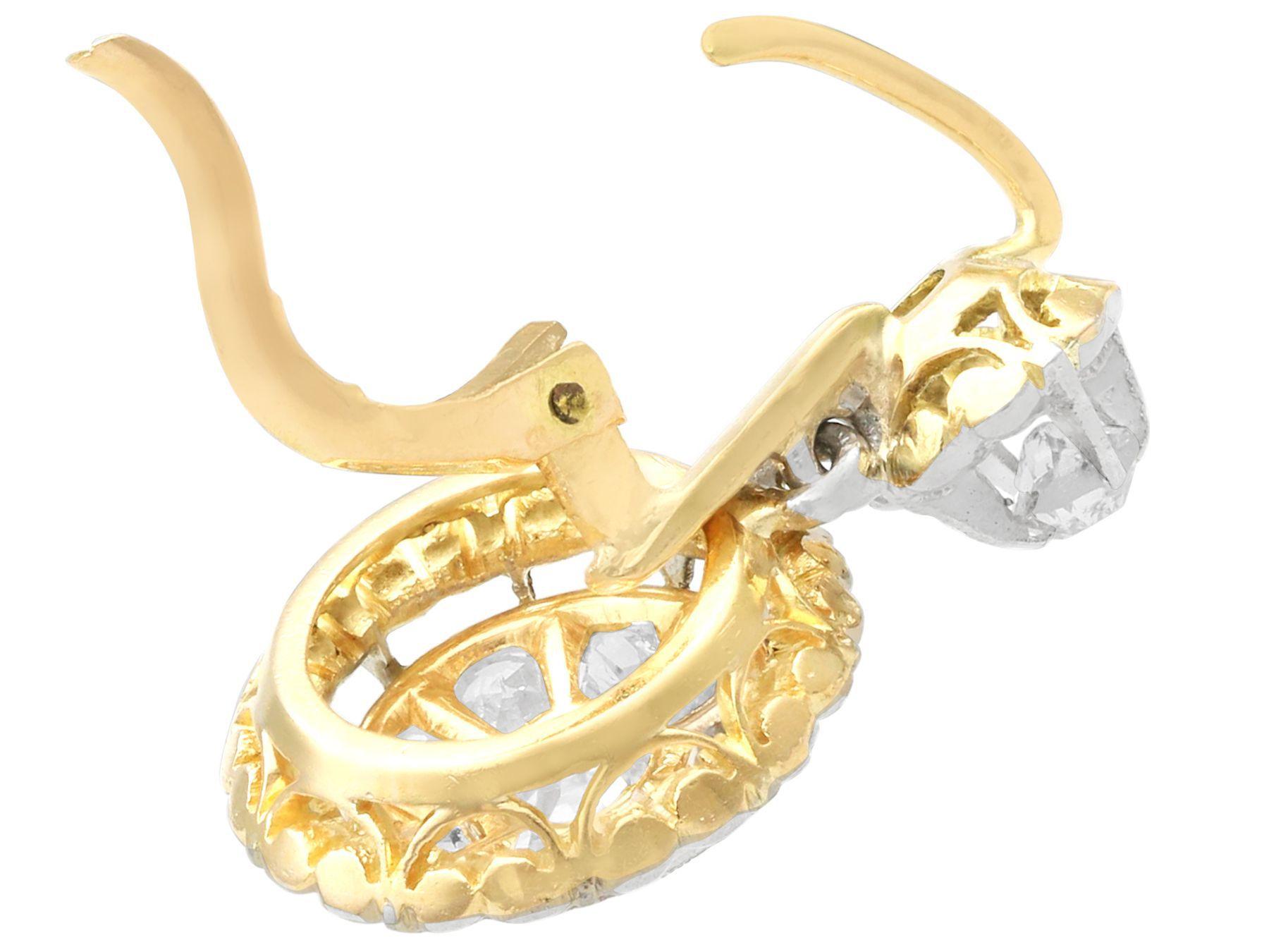 Pendants d'oreilles anciennes en or jaune et diamants de 1,26 carat  1