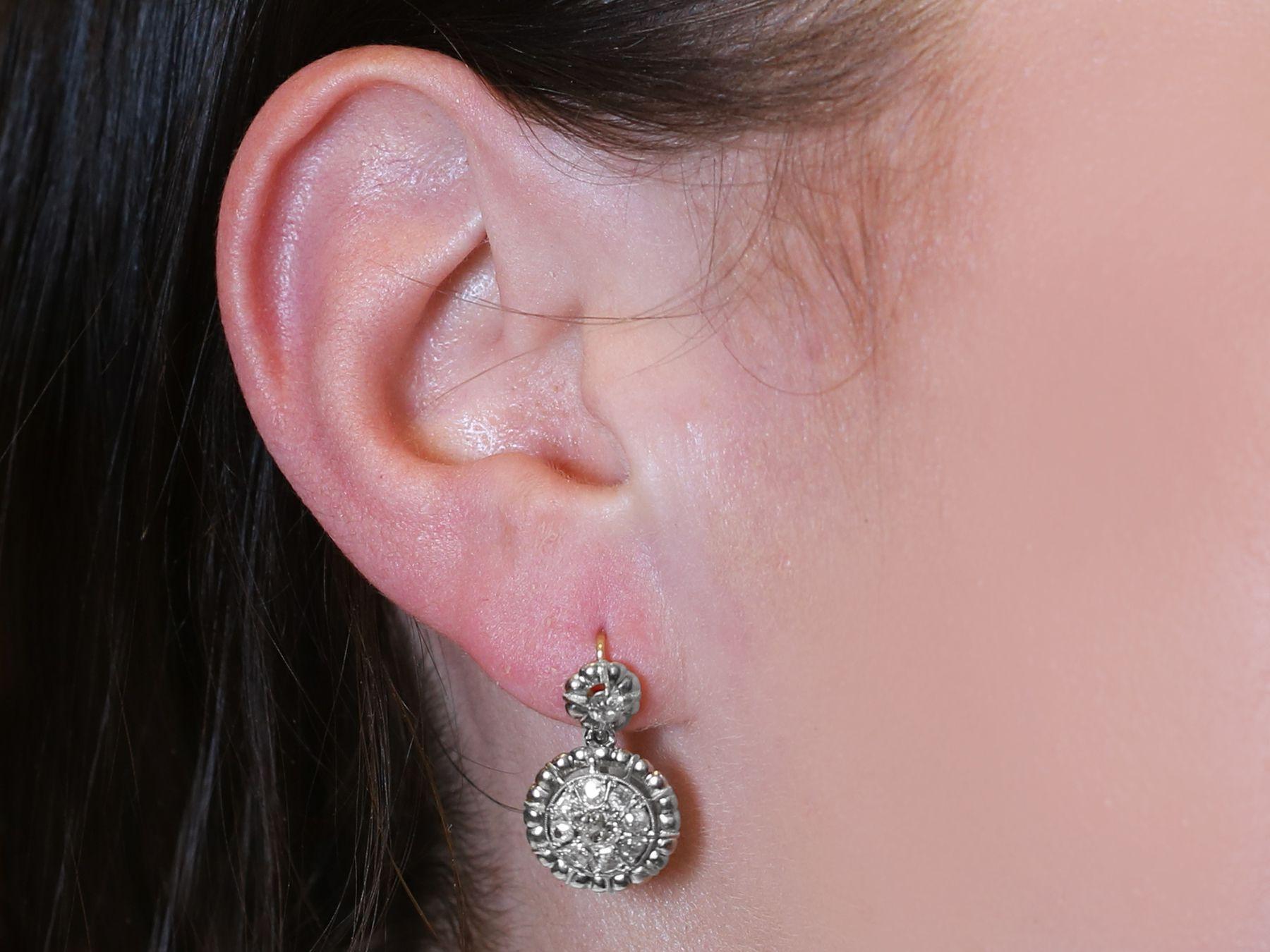 Pendants d'oreilles anciennes en or jaune et diamants de 1,26 carat  3