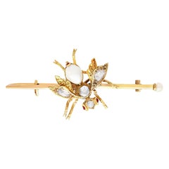 Antike Hornet-Brosche aus Gelbgold mit 1,28 Karat Diamant, Perle und Granat