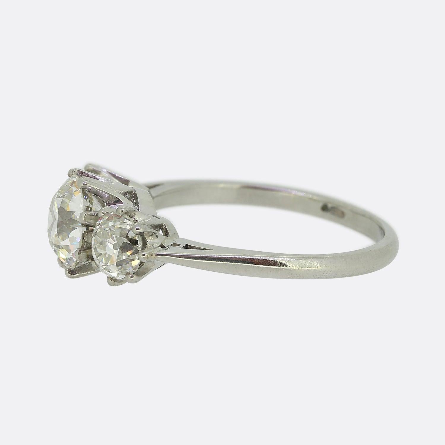 Aquí tenemos un maravilloso anillo de diamantes de tres piedras. Esta pieza ha sido elaborada en platino y alberga un trío de diamantes redondos facetados de talla antigua excelentemente combinados; todos ellos han sido engastados individualmente