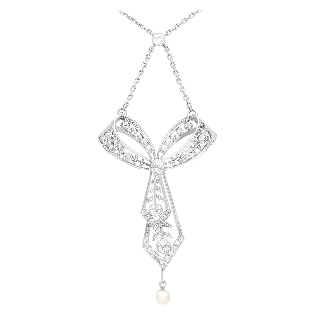 Antiguo colgante de lazo de platino con diamantes y perlas de 1,29 ct, circa 1900 en venta