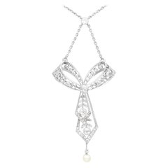 Antiker Schleifenanhänger aus Platin mit 1,29 Karat Diamanten und Perlen, um 1900