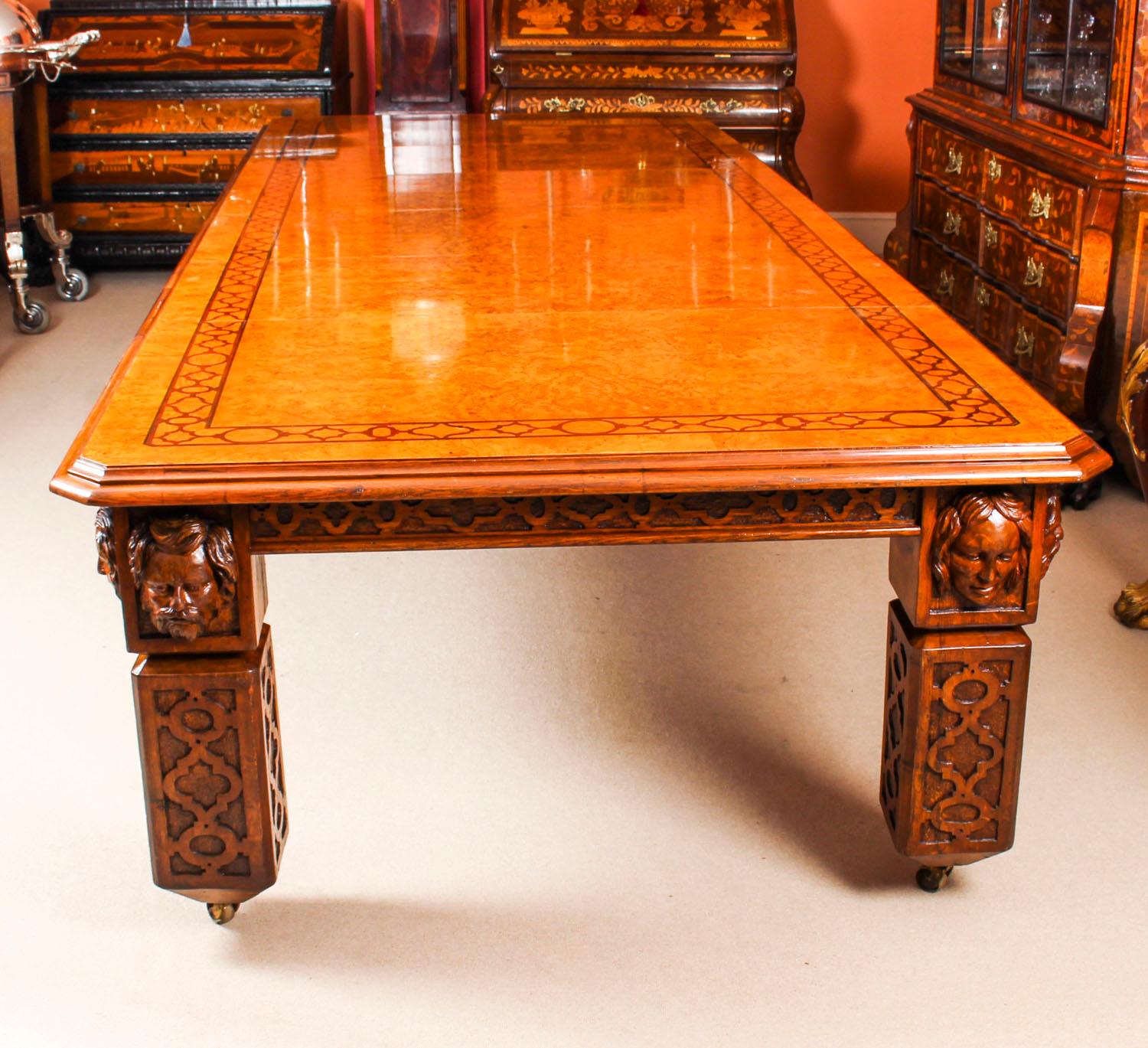 Il n'y a pas de doute sur le style et le design sophistiqué de cette table à manger à rallonge en chêne têtard de style néo-élisabéthain, datant d'environ 1850.

Le remarquable plateau rectangulaire en chêne têtard présente des coins inclinés, une