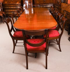 Mesa de comedor antigua de estilo «George III Revival» de 12 pies y 12 sillas con respaldo en forma de guirnalda del siglo XIX