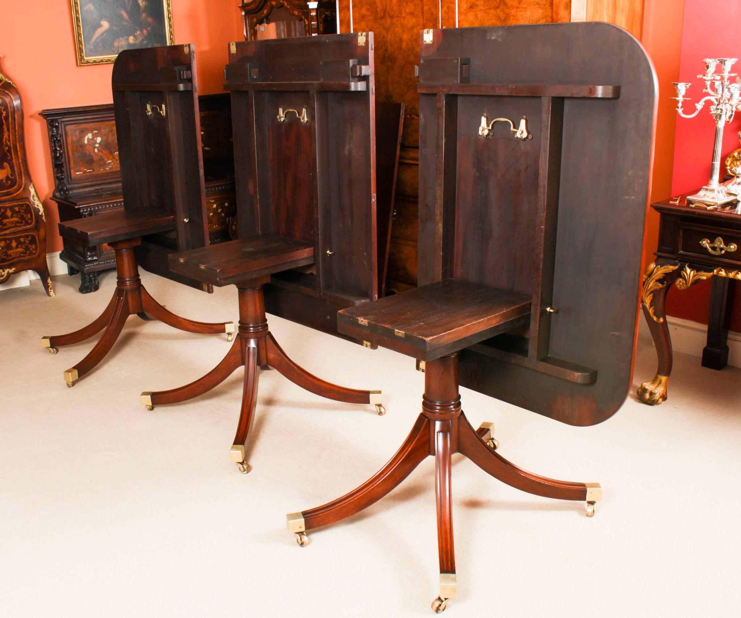 Ancienne table de salle à manger à trois piliers et 12 chaises 19e siècle en vente 6