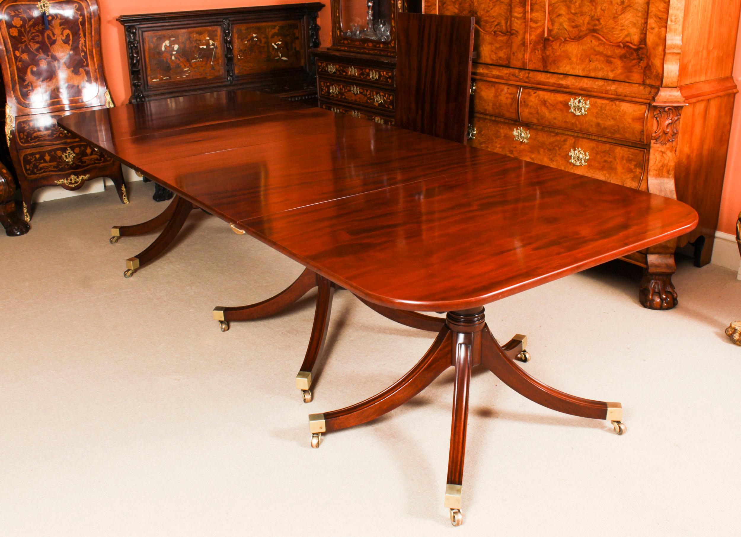 Acajou Ancienne table de salle à manger à trois piliers et 12 chaises 19e siècle en vente