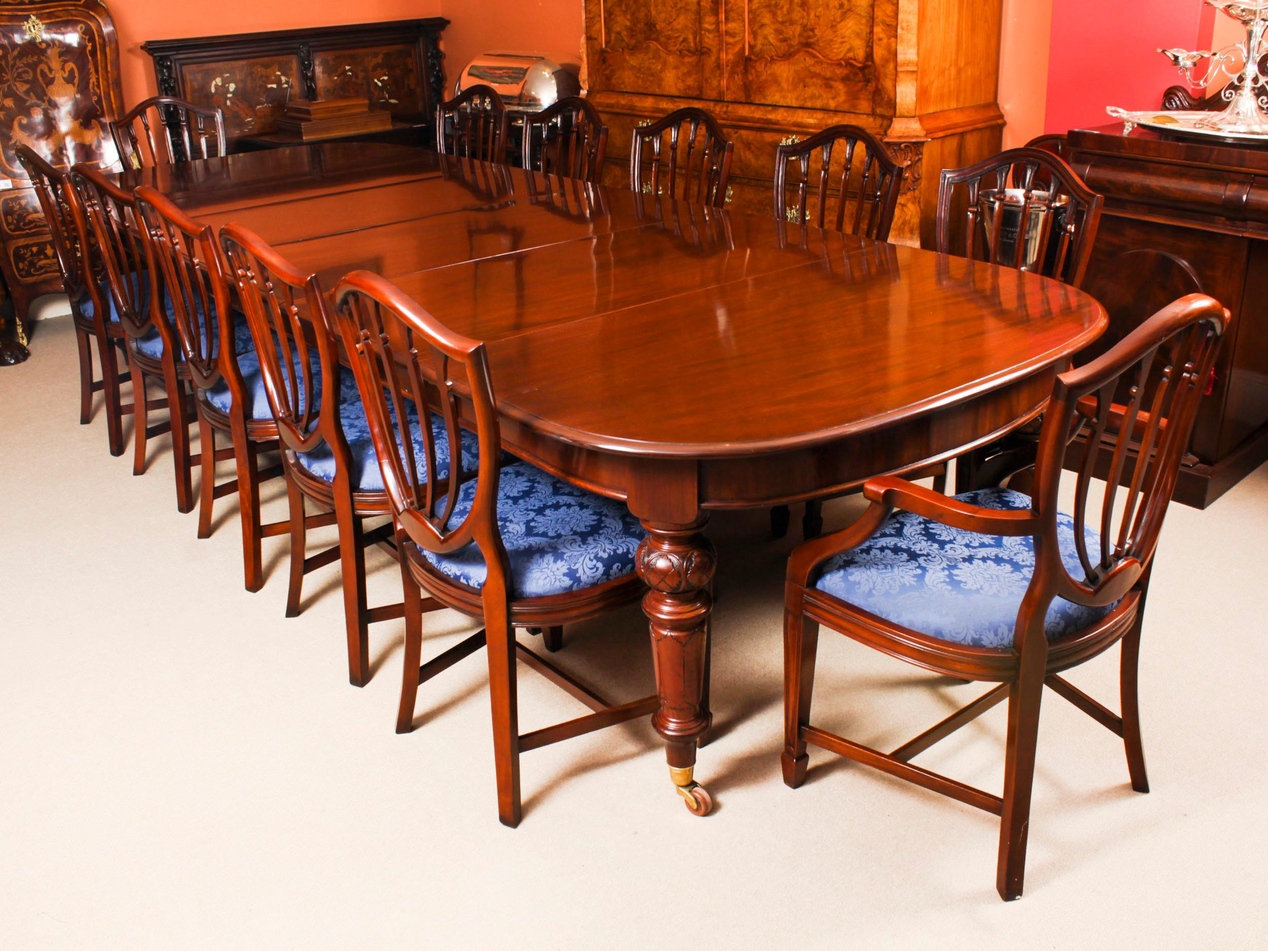 Antique 12ft Victorian Flame Mahogany Extending Dining Table 19th Century In Good Condition In London, GB