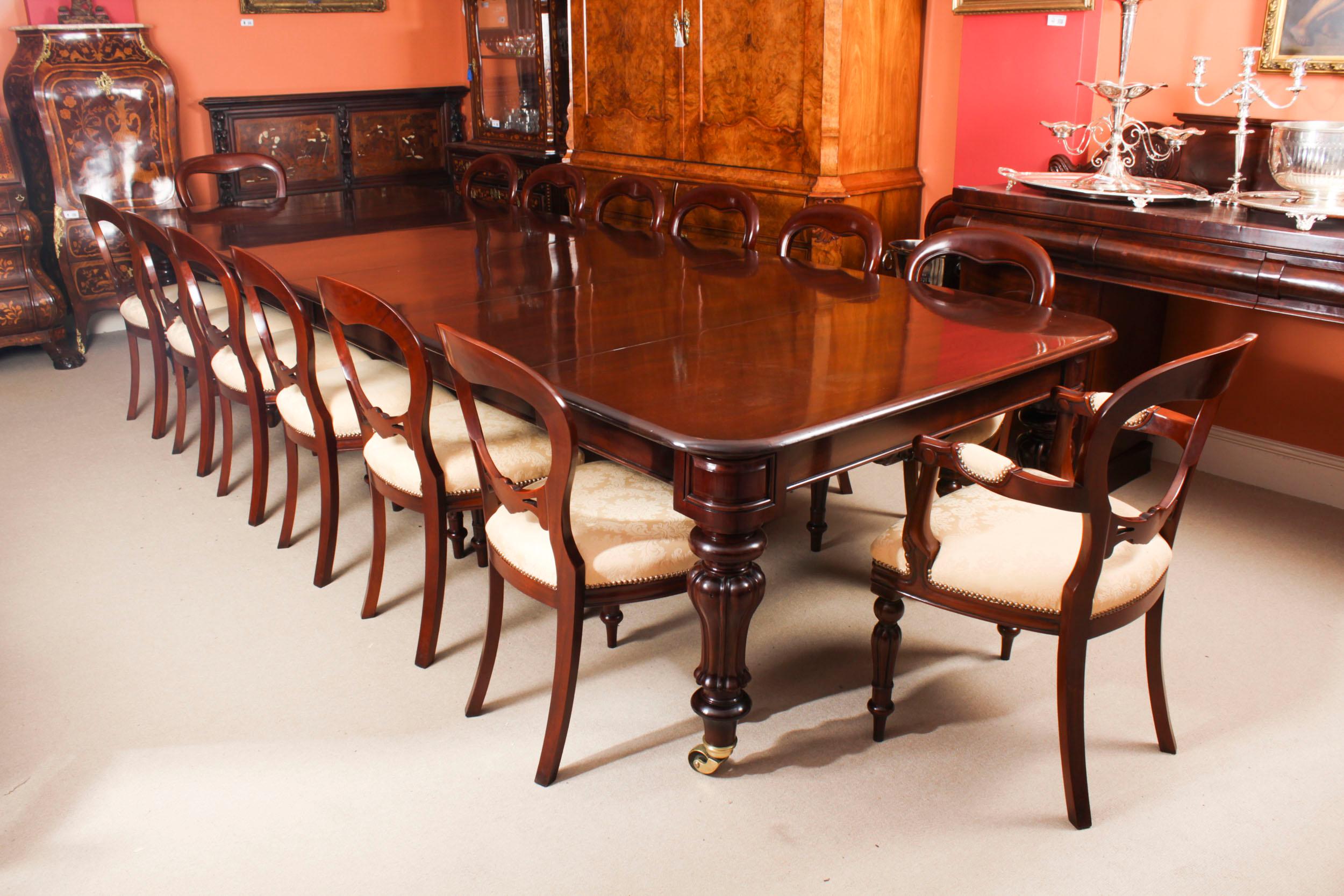 Ancienne table de salle à manger en acajou de 12 pieds CIRCA 1830 et 12 chaises de salle à manger 15