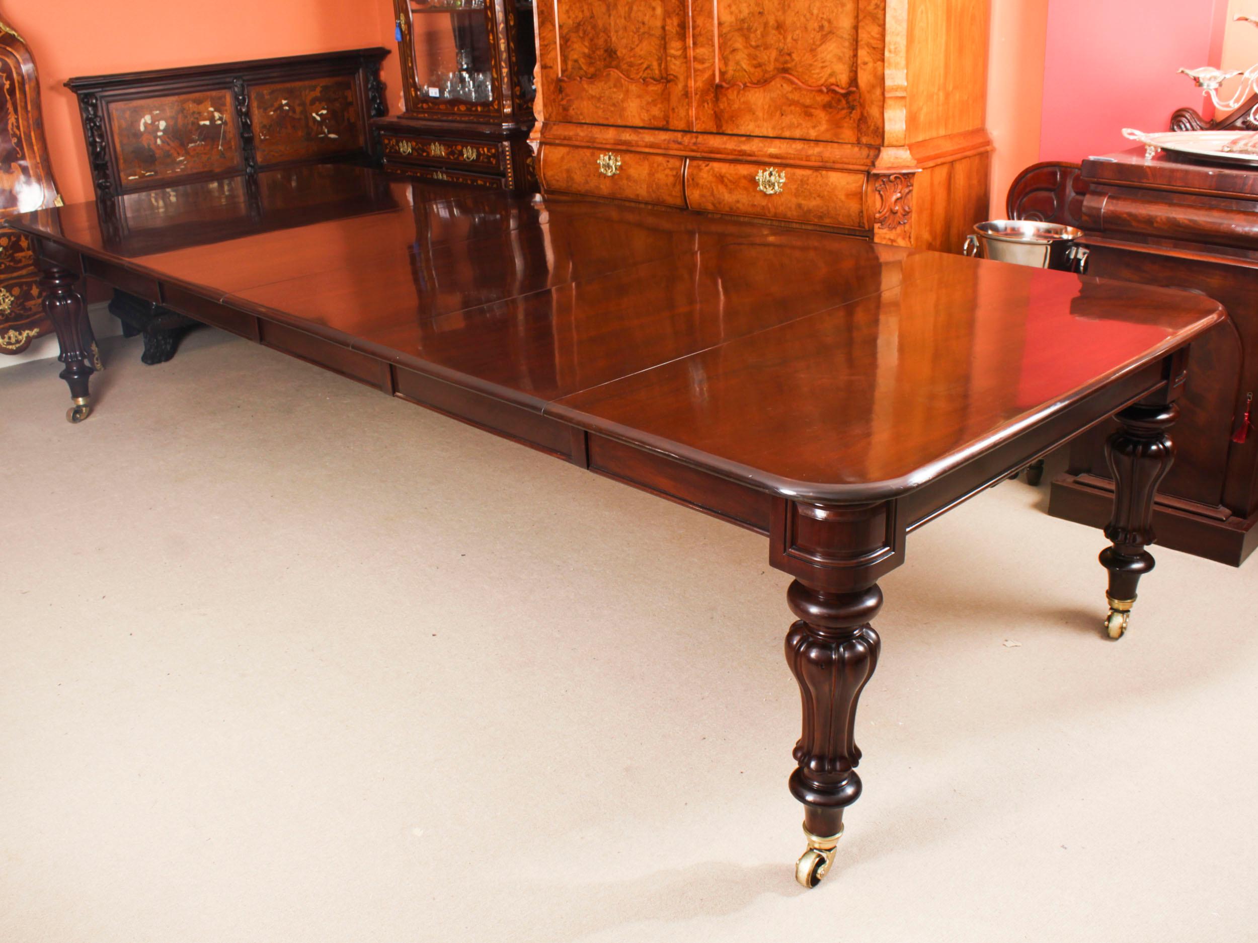 Ancienne table de salle à manger en acajou de 12 pieds CIRCA 1830 et 12 chaises de salle à manger Bon état à London, GB