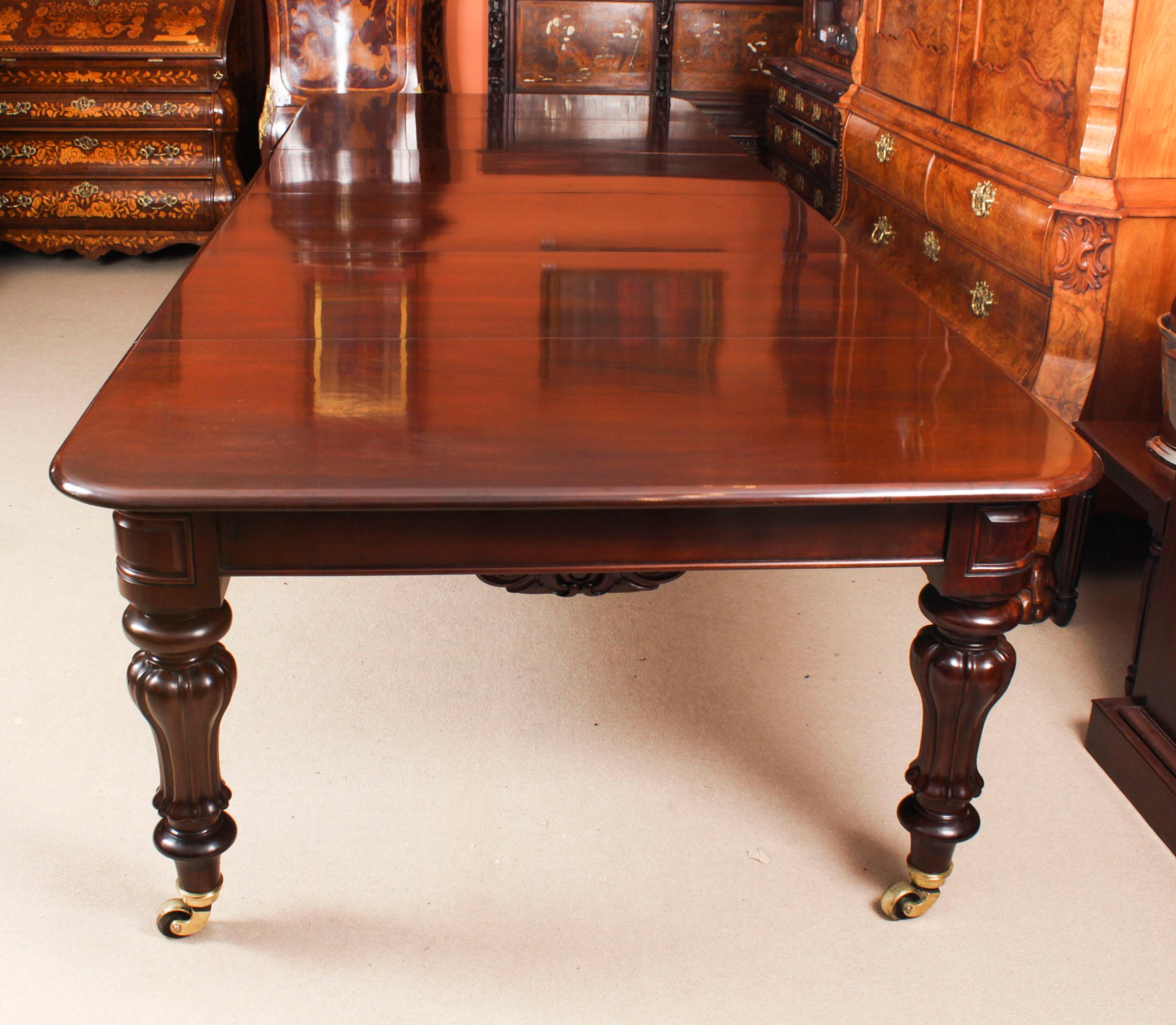 Milieu du XIXe siècle Ancienne table de salle à manger en acajou de 12 pieds CIRCA 1830 et 12 chaises de salle à manger