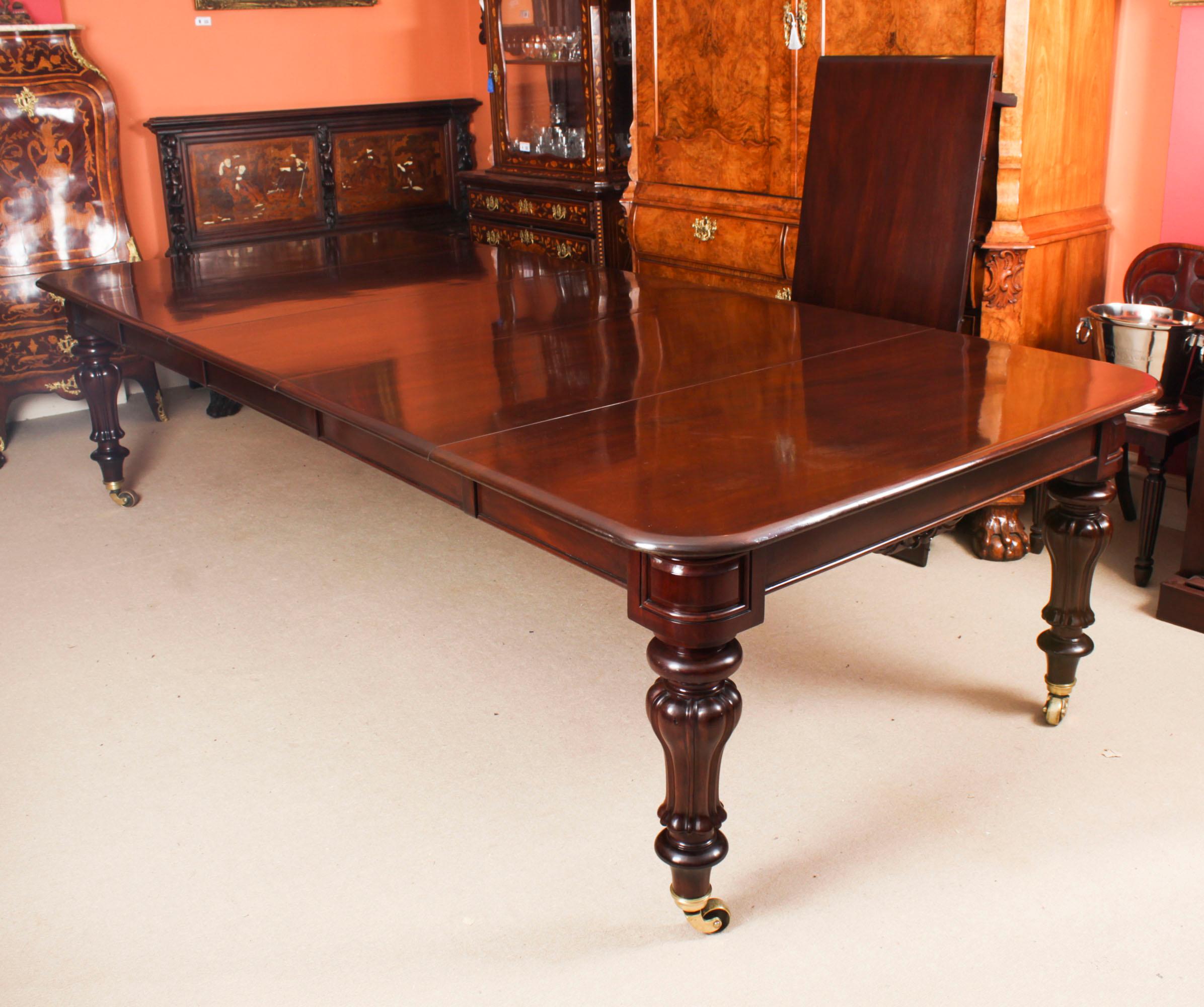 Acajou Ancienne table de salle à manger en acajou de 12 pieds CIRCA 1830 et 12 chaises de salle à manger