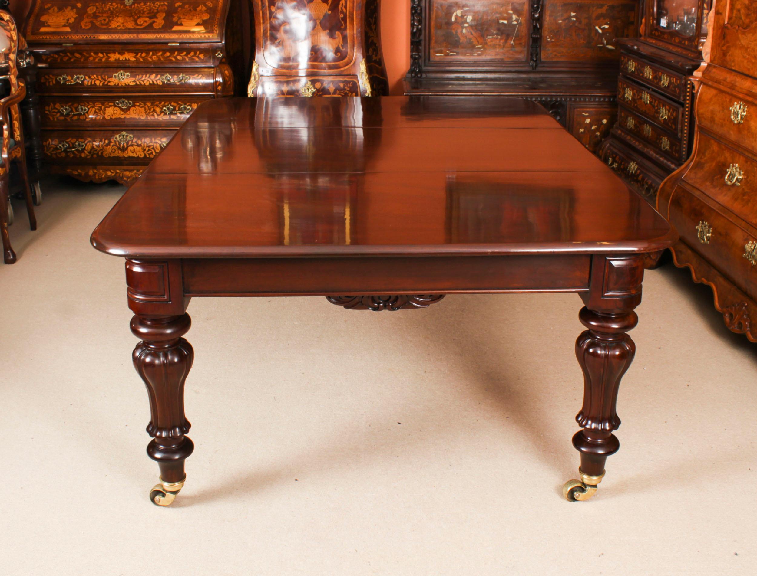 Ancienne table de salle à manger en acajou de 12 pieds CIRCA 1830 et 12 chaises de salle à manger 4