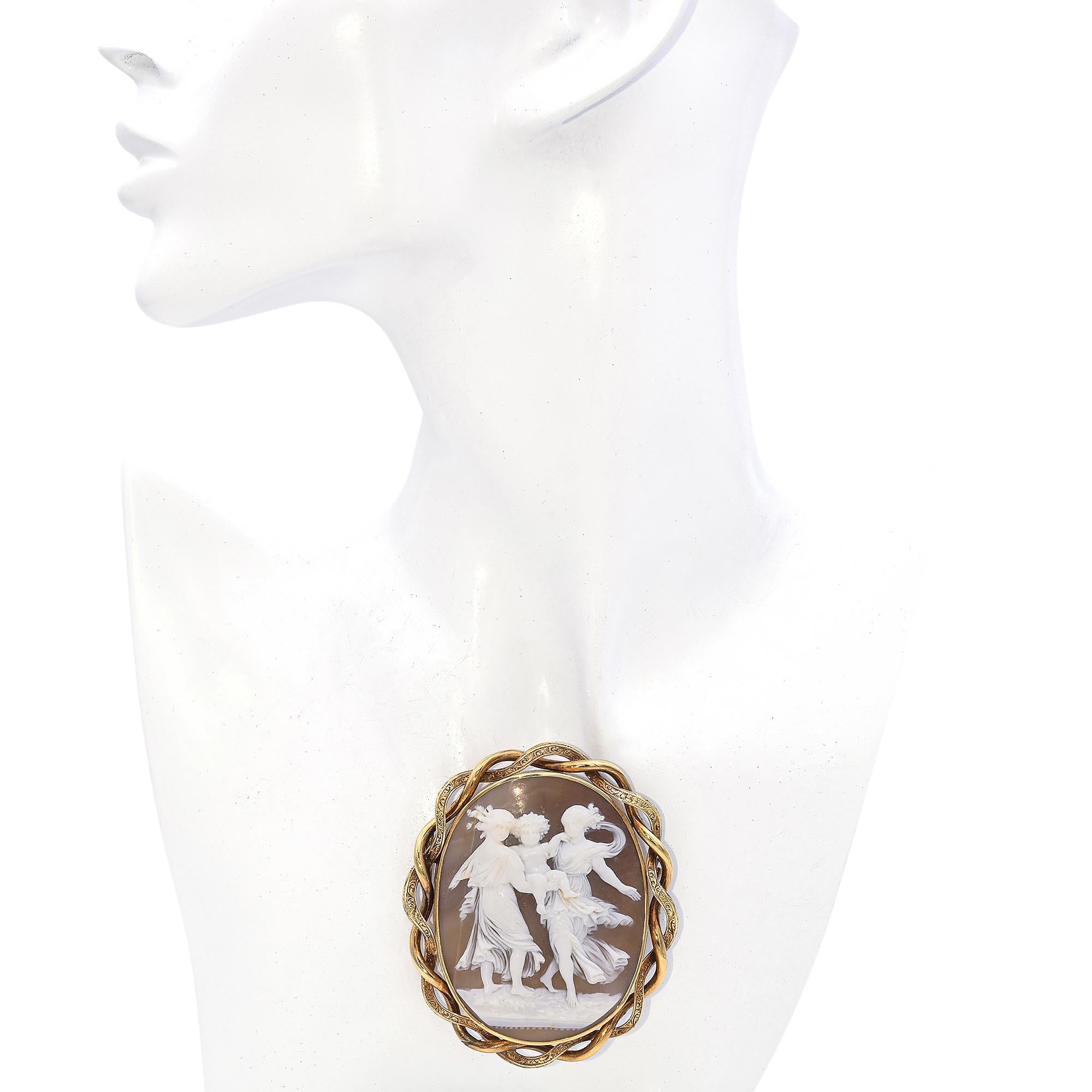 Broche antiguo de oro amarillo de 12 quilates con camafeo de concha regocijante en Bueno estado para la venta en New York, NY