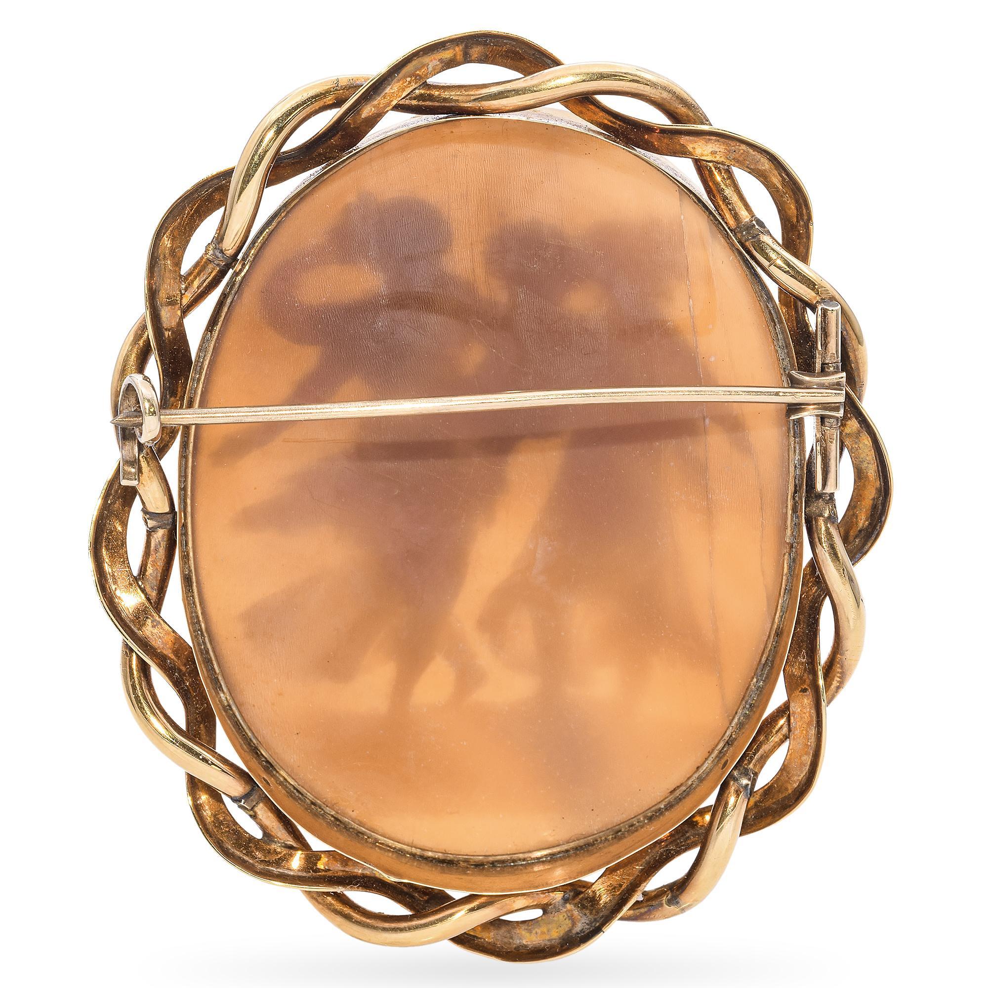 Broche antiguo de oro amarillo de 12 quilates con camafeo de concha regocijante en venta 1
