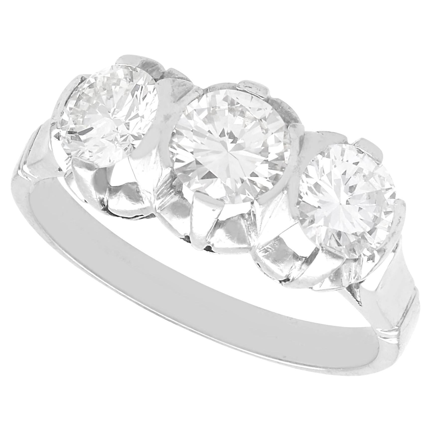 Antiker Trilogy-Ring aus Platin mit 1,30 Karat Diamanten, um 1925