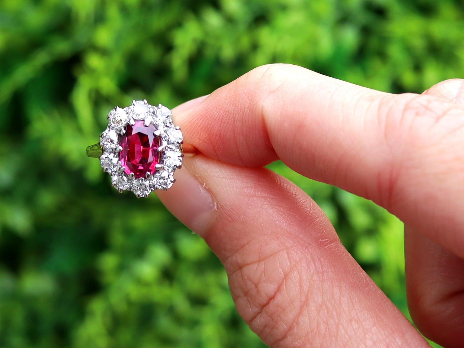 Superbe, fine et impressionnante bague ancienne de 1,30 carat de rubis et 1 carat de diamant, en or jaune 18 carats et palladium, faisant partie de notre collection variée de bagues de fiançailles à taille coussin.

Cette étonnante, fine et