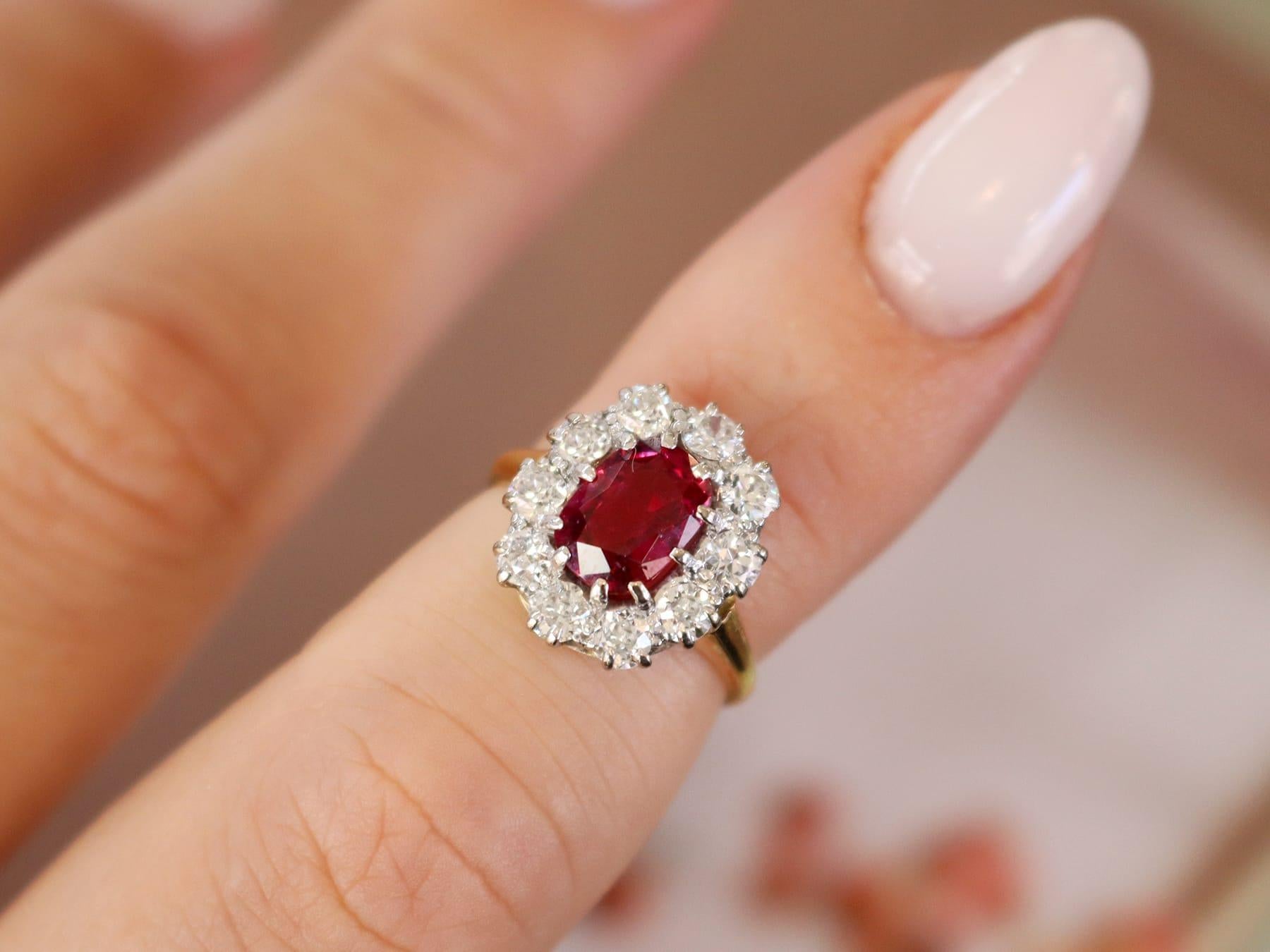 Taille coussin Bague ancienne 1,30 carat rubis 1 carat diamant or jaune 18k Circa 1935 en vente