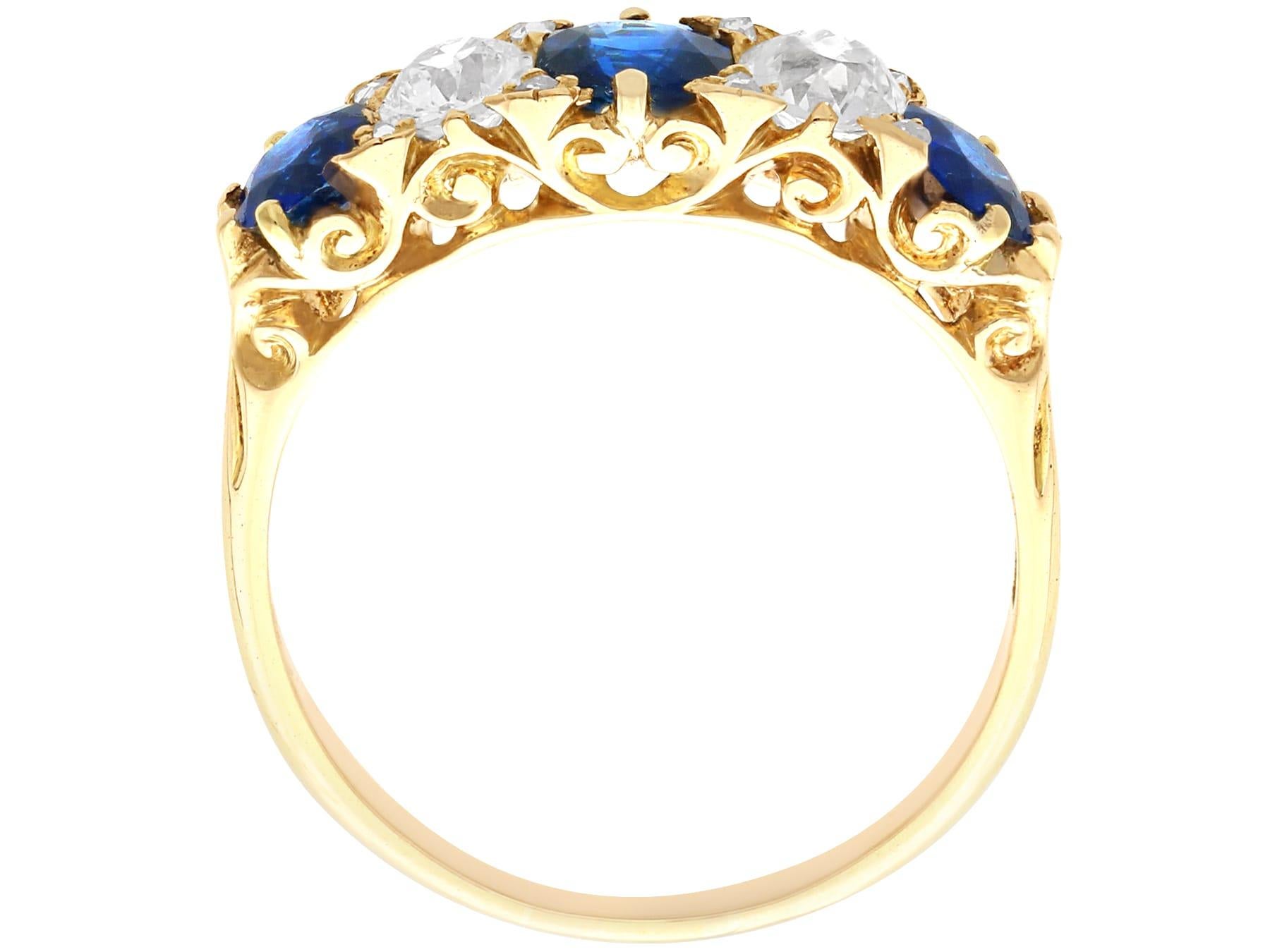Antiker 1,30 Karat Saphir 1,08 Karat Diamant 18k Gelbgold Fünf-Stein-Ring  für Damen oder Herren im Angebot