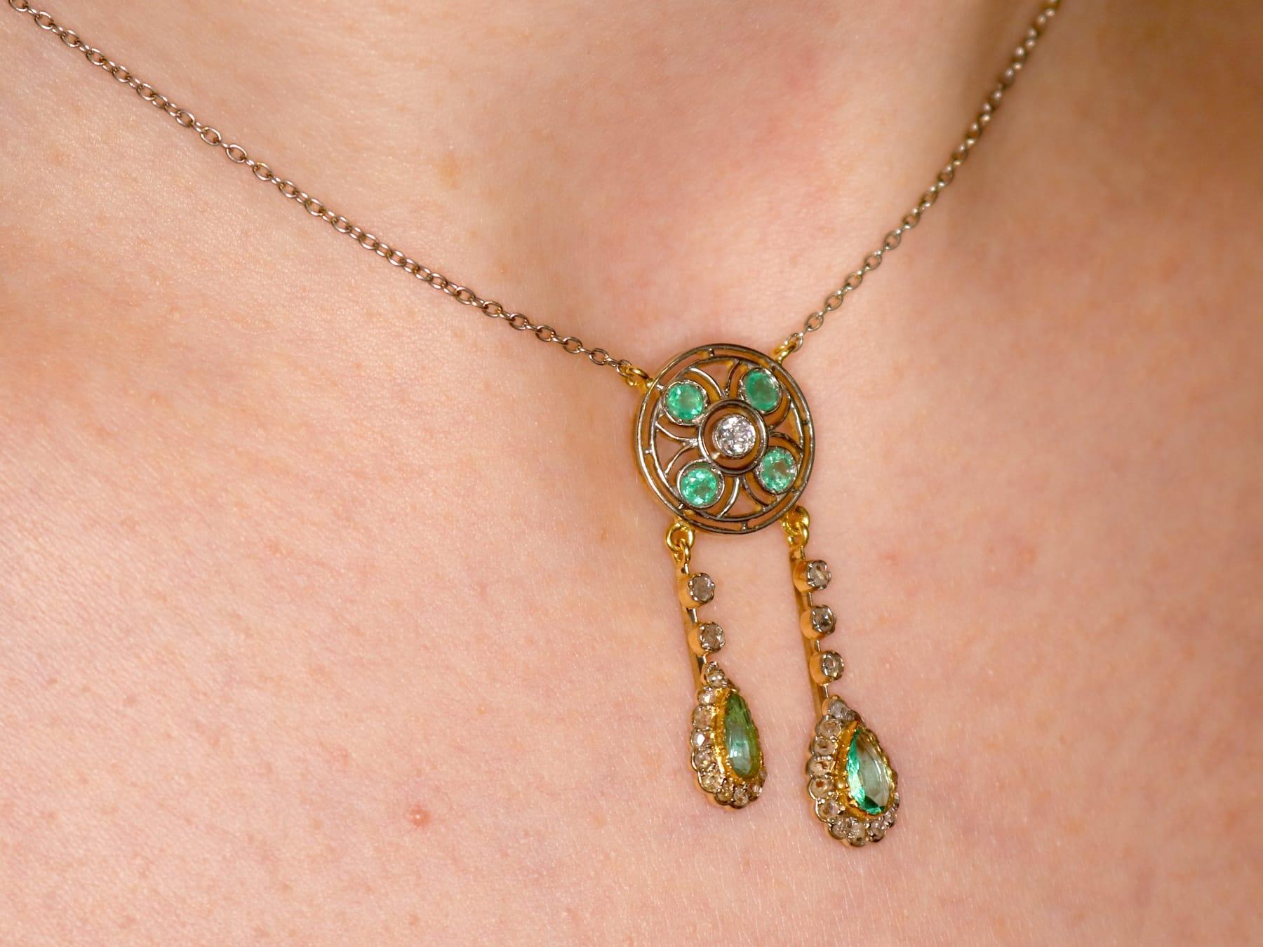 Antique 1.32 Carat Emerald Diamond Yellow Gold Necklace For Sale 4