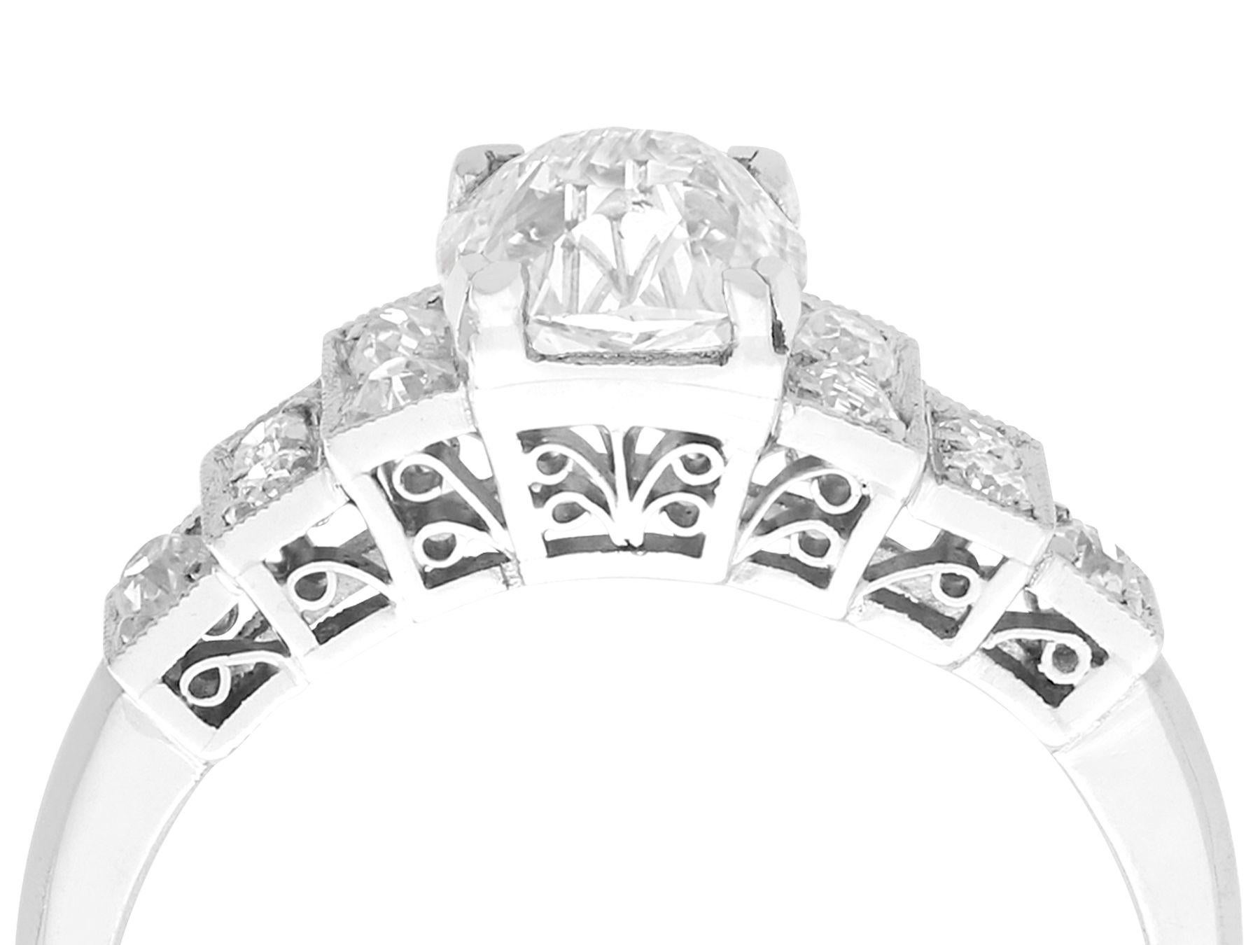 Ein atemberaubender antiker 1,33-Karat-Diamant und Vintage-Kleiderring aus Platin; Teil unserer vielfältigen Diamantschmuck- und Nachlassschmuckkollektionen

Dieser atemberaubende, feine und beeindruckende Diamantring mit 1,33 Karat ist aus Platin
