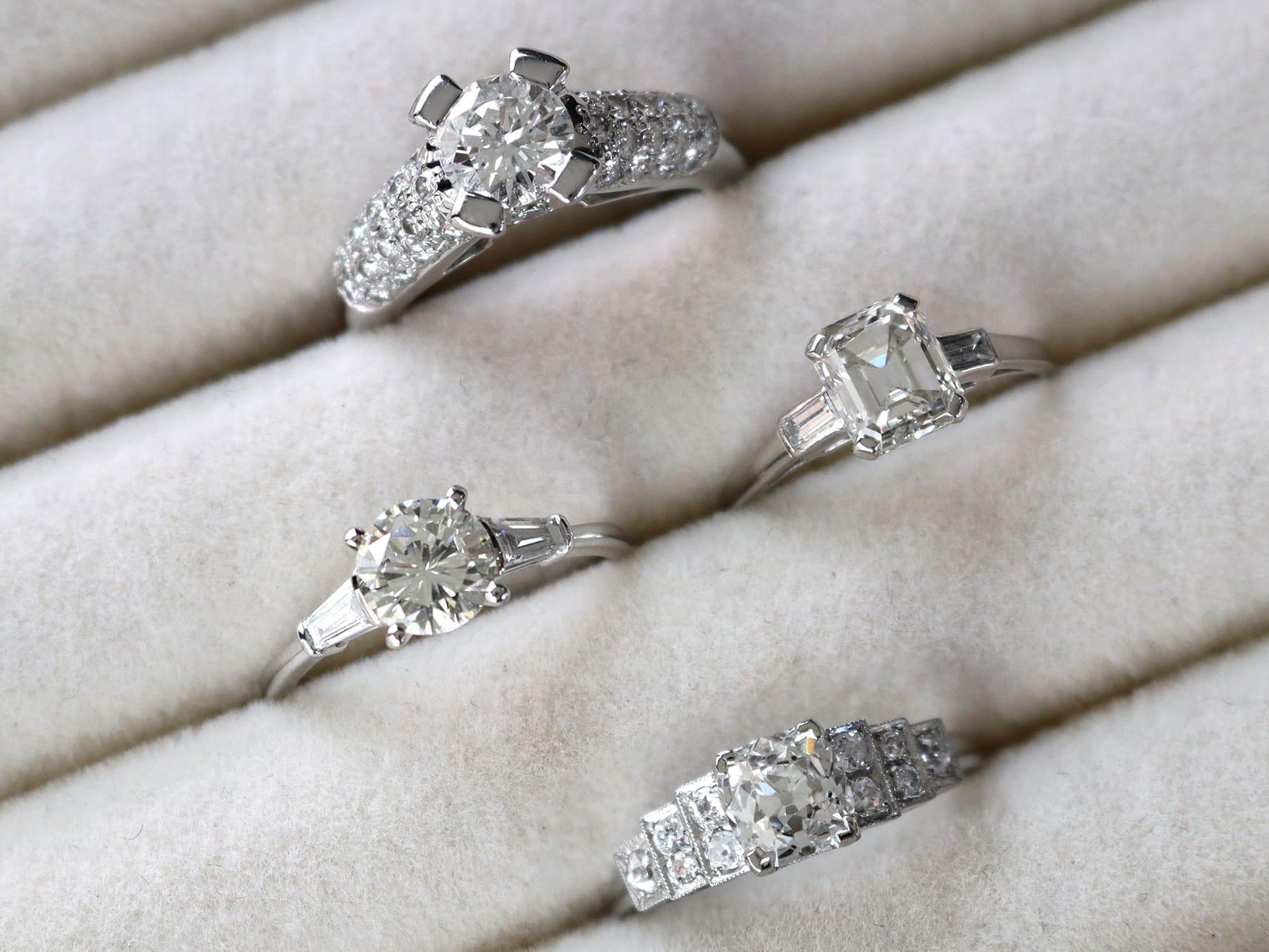Ein atemberaubender antiker 1,33-Karat-Diamant und Vintage-Platin-Kleiderring; Teil unserer vielfältigen Diamantschmuck- und Nachlass-Schmuck-Kollektionen.

Dieser atemberaubende, feine und beeindruckende Diamantring mit 1,33 Karat ist aus Platin