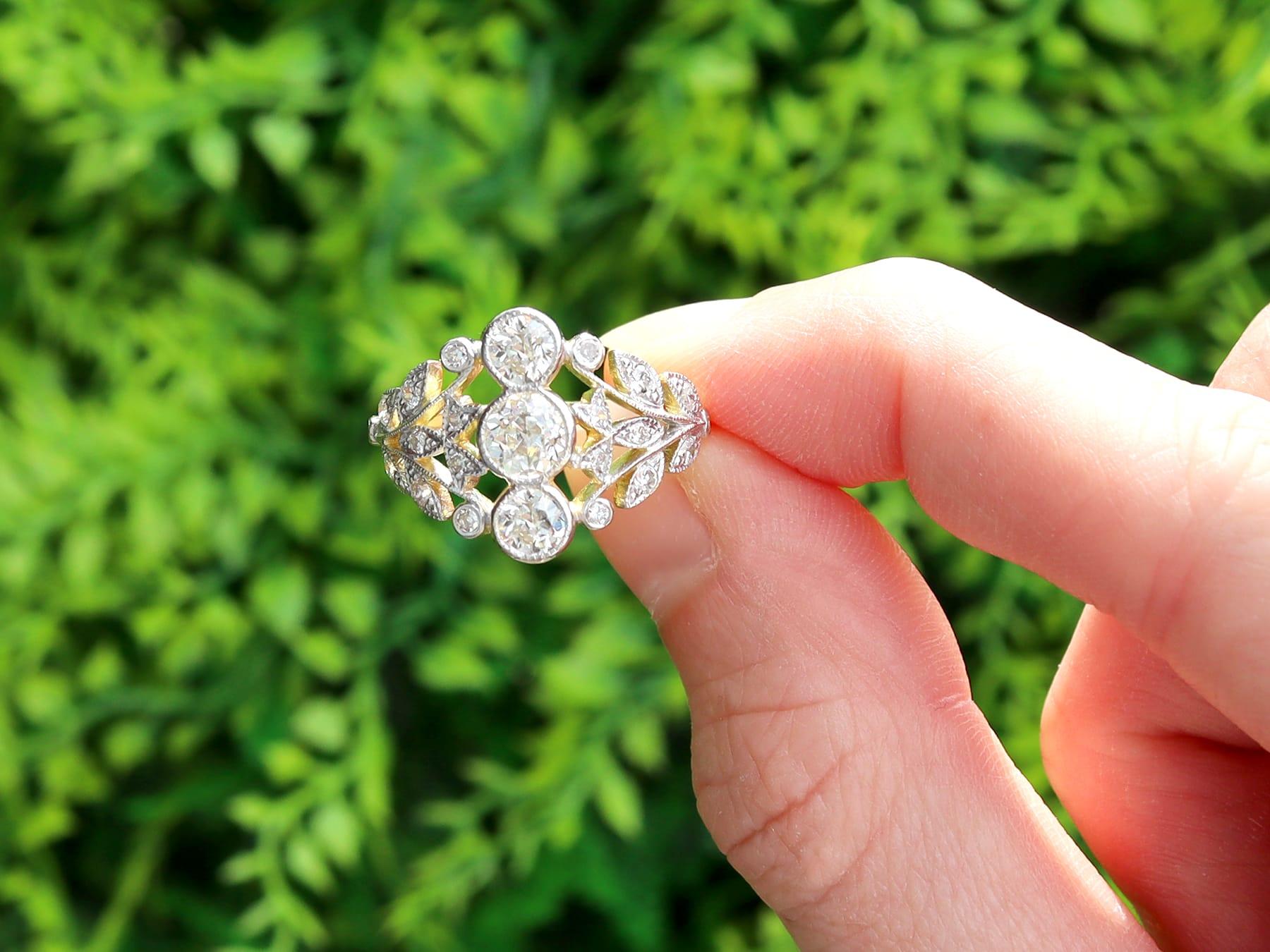 Impresionante anillo de vestido antiguo de 1,33 quilates de diamantes y oro amarillo de 18 quilates, engastado en oro blanco de 18 quilates; forma parte de nuestra variada colección de anillos de vestido antiguos de diamantes.

Este asombroso, fino