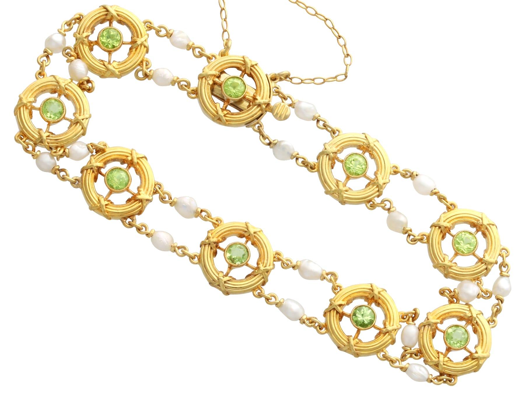Antique 1.35ct Peridot, Natural Pearl and 15ct Yellow Gold Bracelet Circa 1900 In Excellent Condition For Sale In Jesmond, Newcastle Upon Tyne