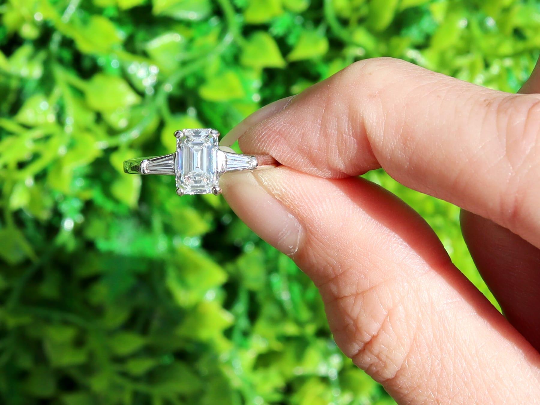 Un impresionante y fino anillo solitario de diamantes de 1,36 quilates y oro blanco de 14 quilates; forma parte de nuestra colección de anillos de compromiso de corte esmeralda.

Este asombroso, fino e impresionante anillo de compromiso antiguo ha