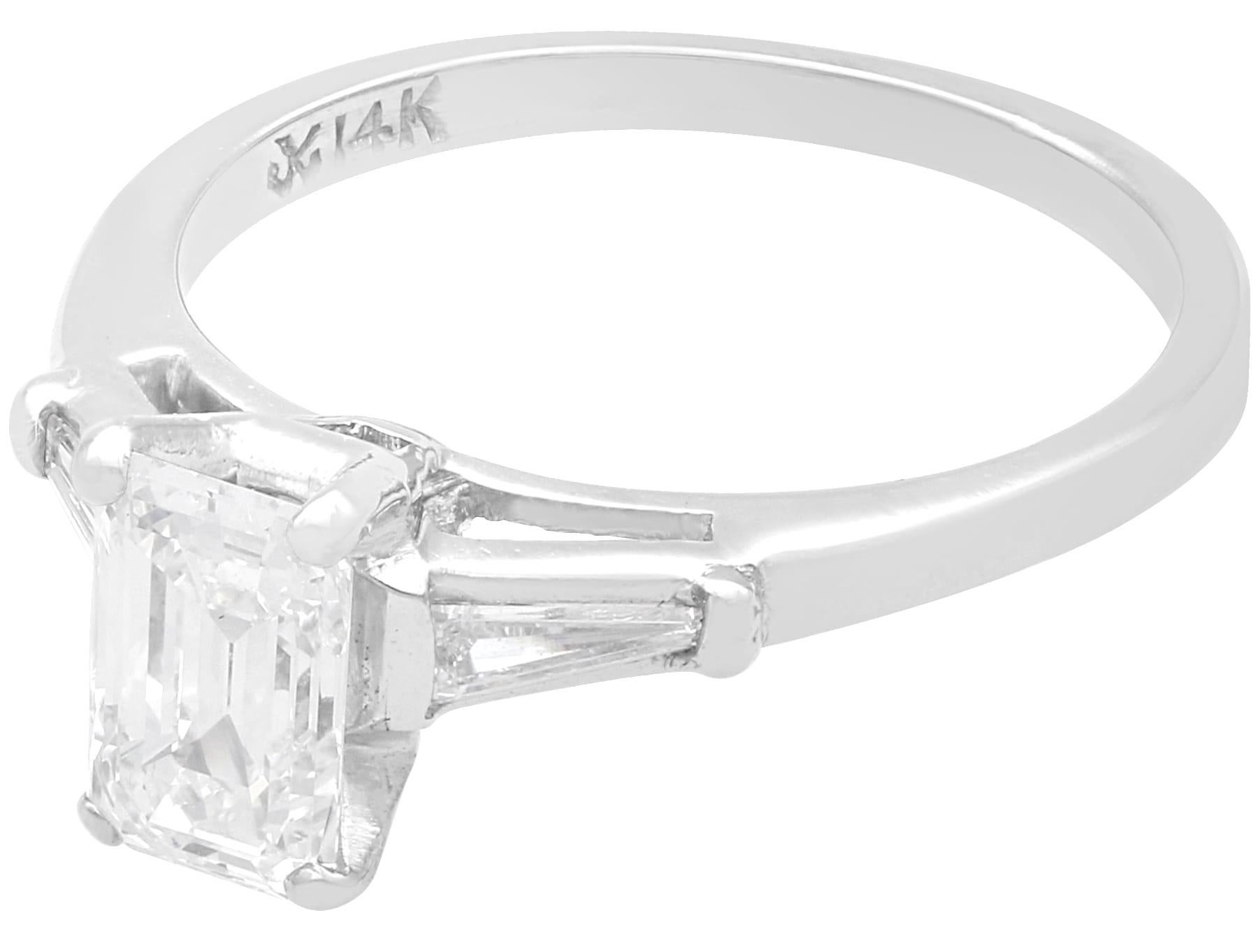 Antiguo anillo de compromiso solitario de 1,36 quilates de diamantes y oro blanco de 14 quilates Circa 1930 Corte esmeralda en venta