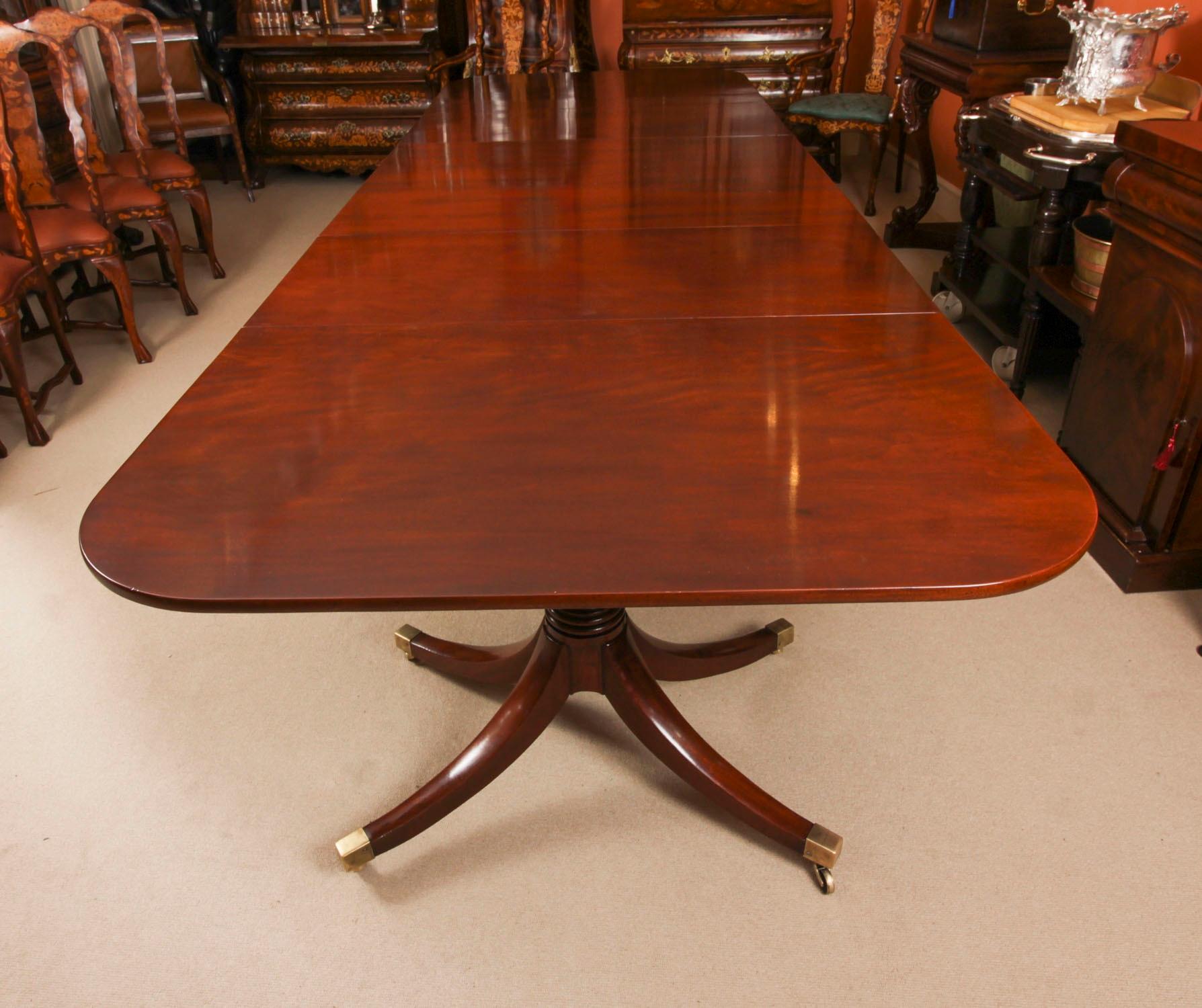 Il s'agit d'une élégante table de salle à manger à trois colonnes de style George IV Regency, qui peut accueillir confortablement quatorze personnes et qui date d'environ 1830.

La table possède deux plateaux qui peuvent être ajoutés ou retirés