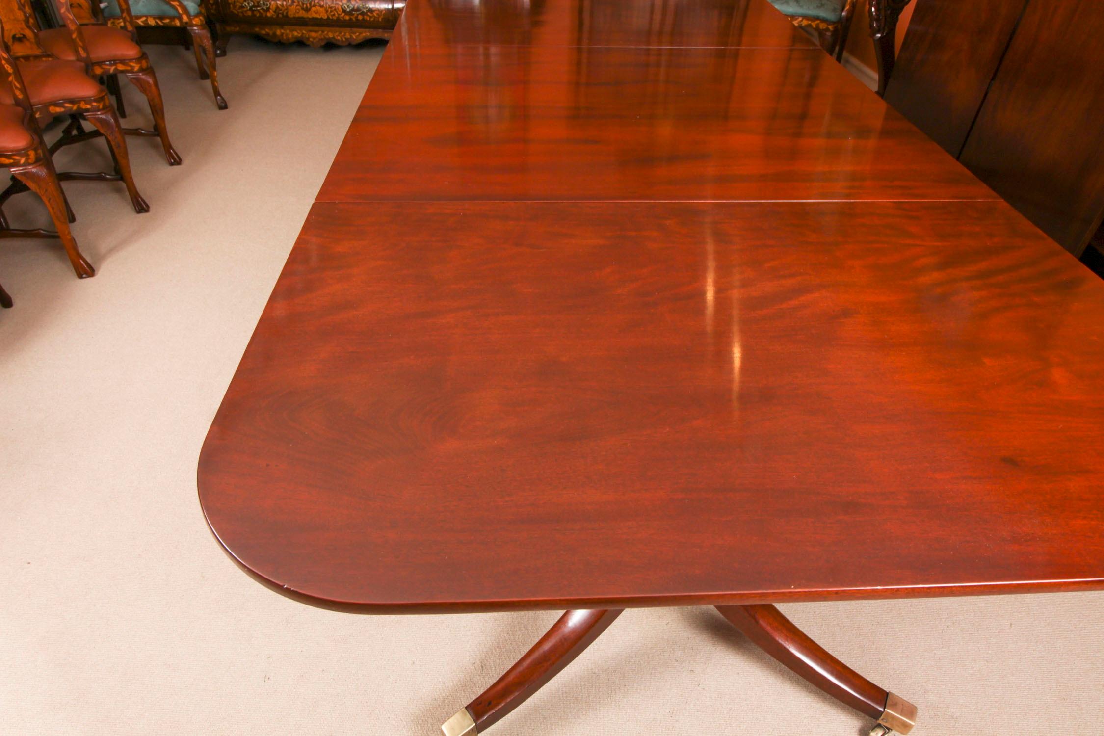 Antiquity 13ft Regency Triple Pillar Dining Table 19th C & 12 Chairs 20th Century en vente 4