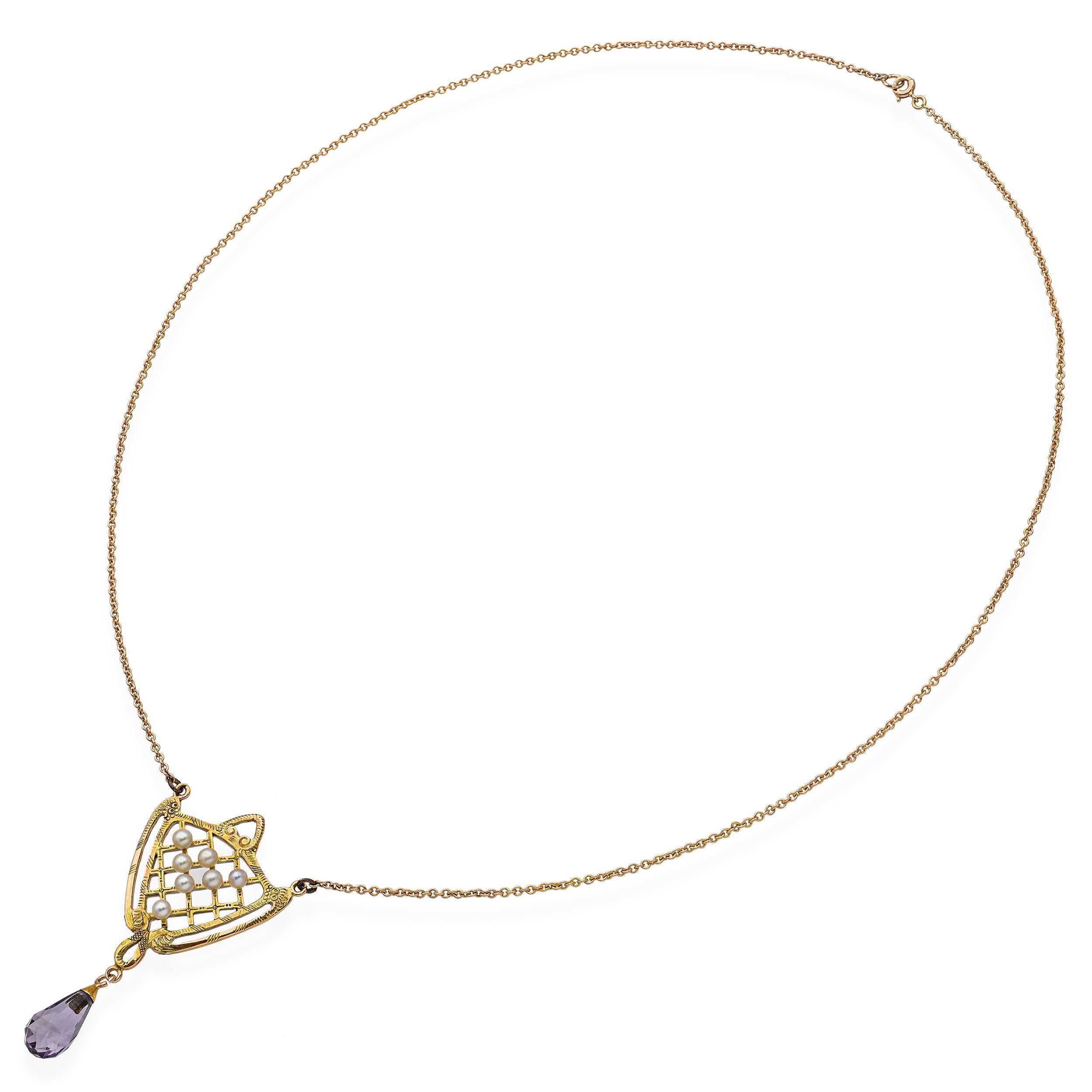Ce collier antique romantique est réalisé en or jaune 13 carats et présente une magnifique améthyste facettée suspendue à un travail de métal filigrané orné de délicates perles de rocaille. Le doux lustre des perles contraste élégamment avec la