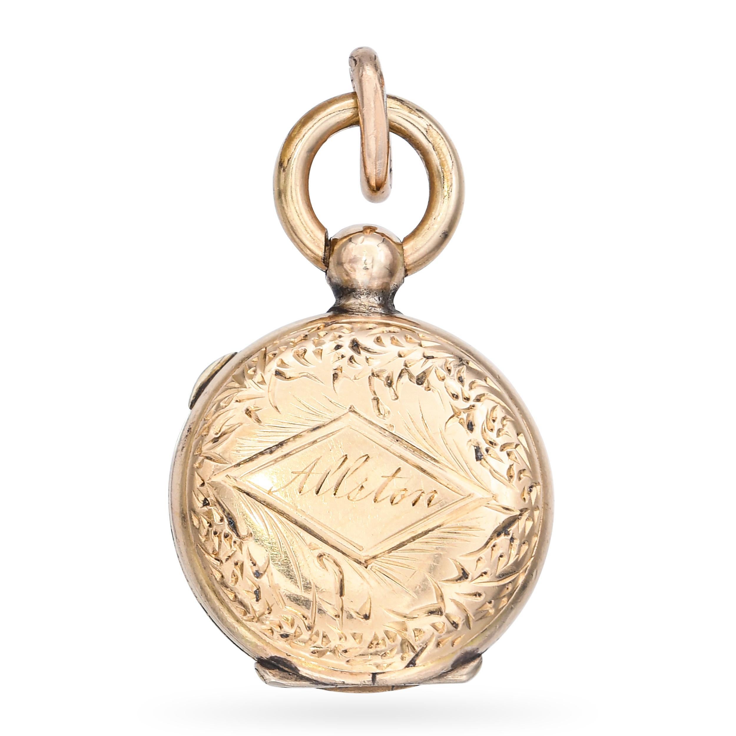 Questo medaglione antico a lutto è realizzato in raro oro giallo 13k e ornato da un dettagliato smalto nero, che simboleggia il ricordo e la devozione. La parte anteriore mostra un'elegante lavorazione a smalto con motivi classici vittoriani, mentre