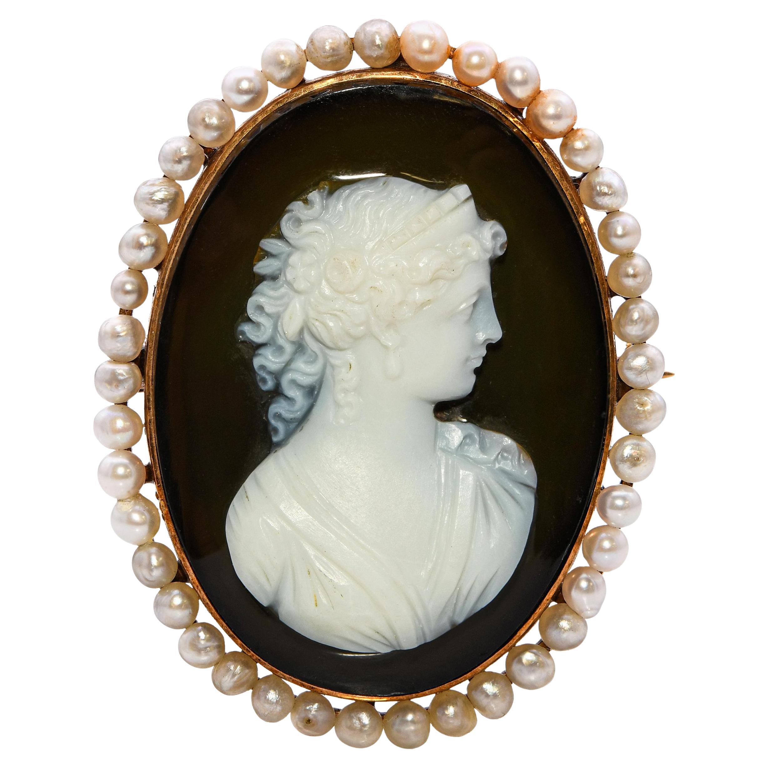 Pendentif ancien en or jaune 13k Camée Héra en pierre dure et perles de rocaille en vente