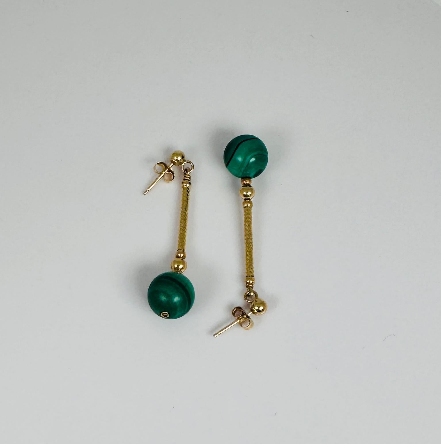 Antique 14 carat gold earrings with green macalite bols In Good Condition For Sale In Heemstede, NL