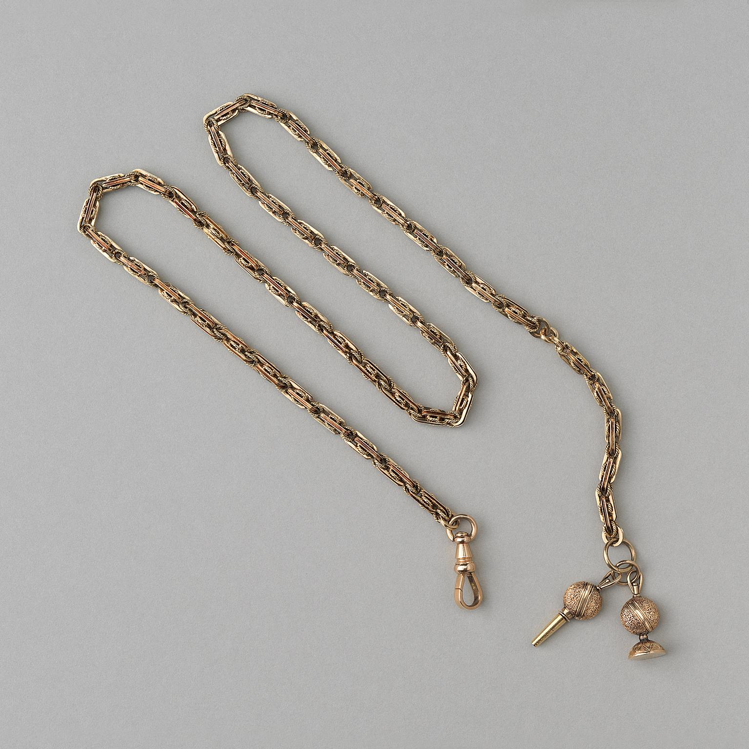 An antique 14 carat chain with a nautical oval long links alternated with links of twisted gold wire with a dog clip and a key and a fob, 19th century.

weight: 38.51 grams
length: 57 cm