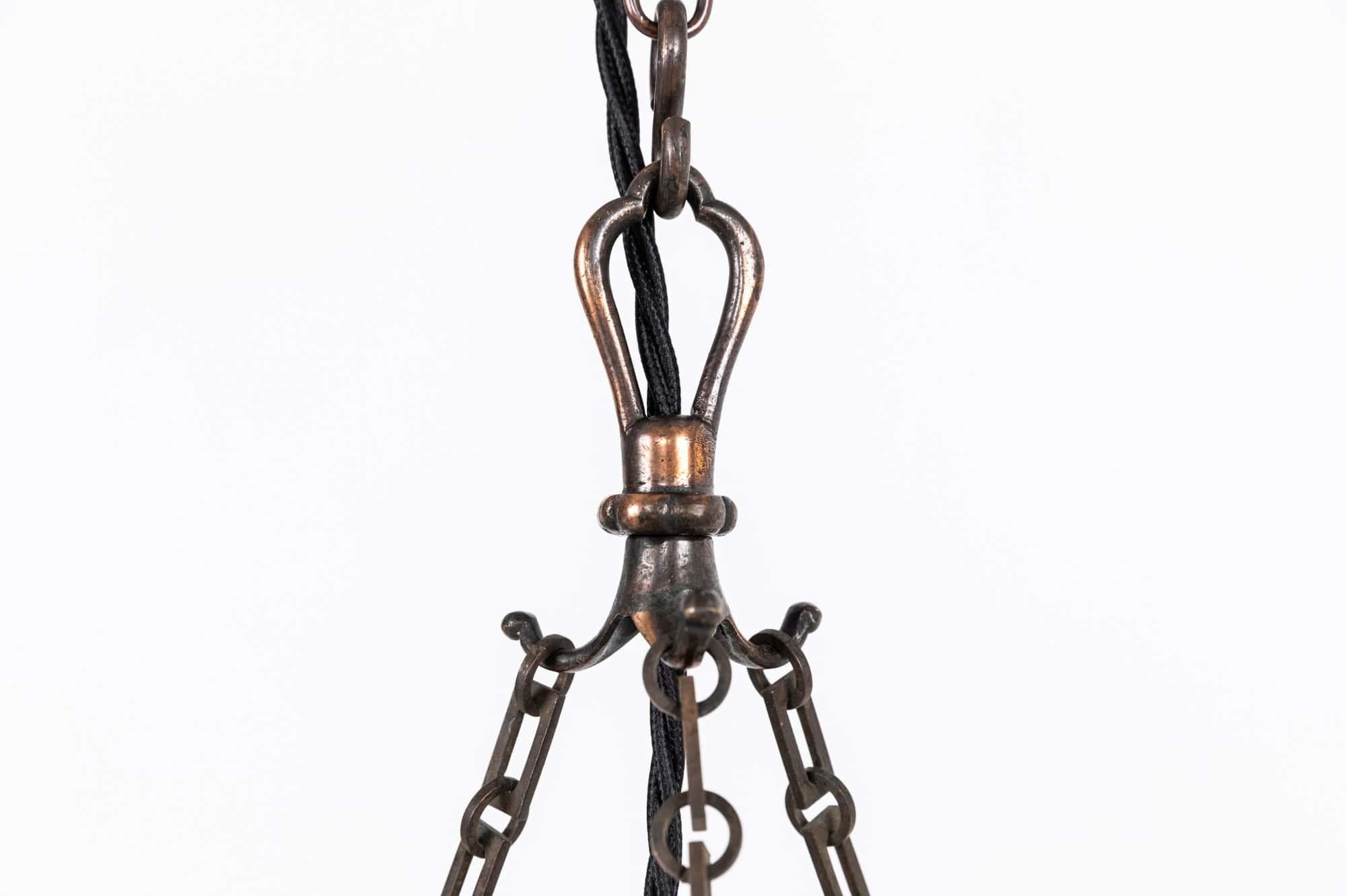

Una lámpara colgante plafonnier de vidrio esmerilado increíblemente elegante, fabricada en Inglaterra por GEC. c.1930

Cuenco en forma de cristal esmerilado y tallado con herrajes de cobre oxidado de alta calidad.

Recableado con flexo trenzado
