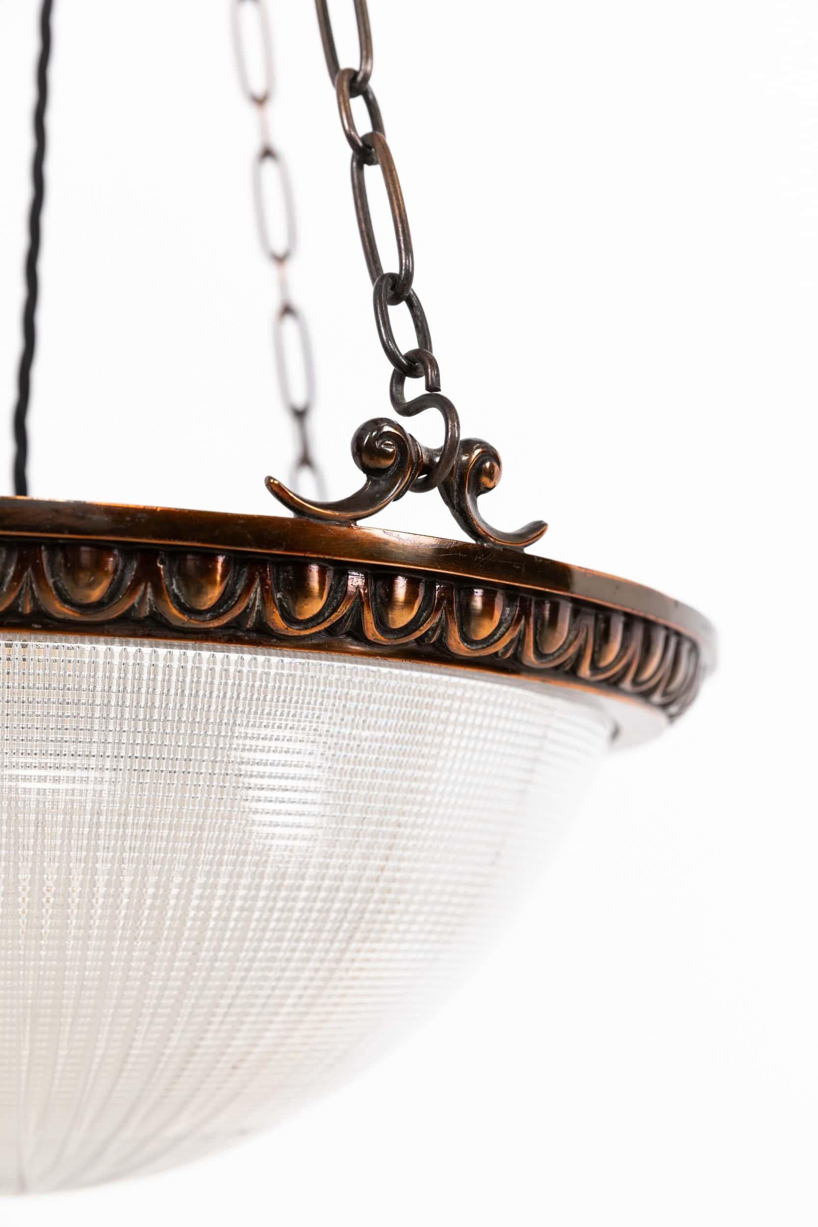 Una plafoniera a sospensione 'Blondel' in vetro di Holophane da 14 pollici, molto ben presentata. C.C.

Ciotola in vetro prismatico con il timbro Holophane sul bordo interno, incastonata in un anello di ottone fuso di alta qualità che conserva la