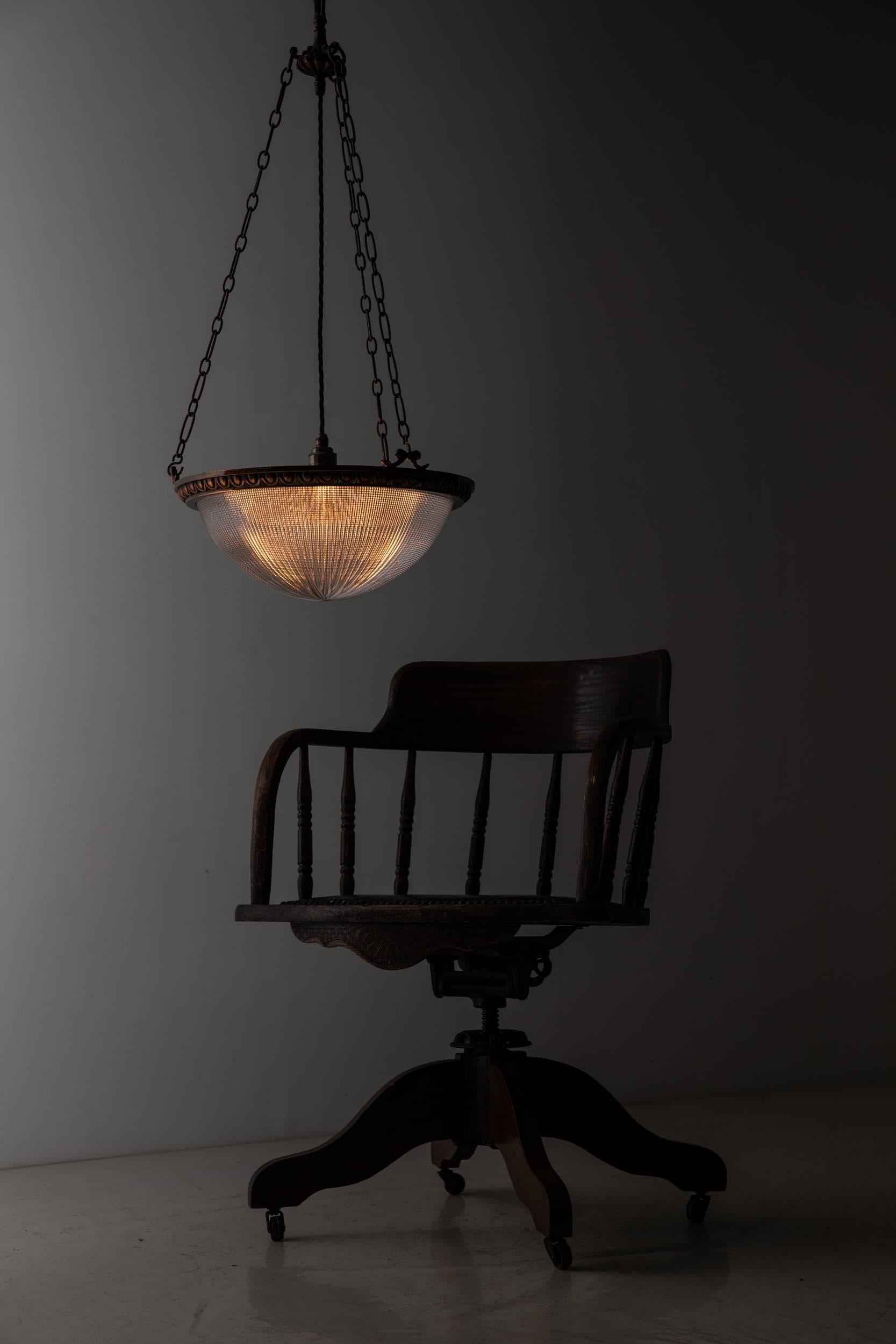 Ottone Antico Plafonnier di vetro prismatico con ciotola di Holophane da 14