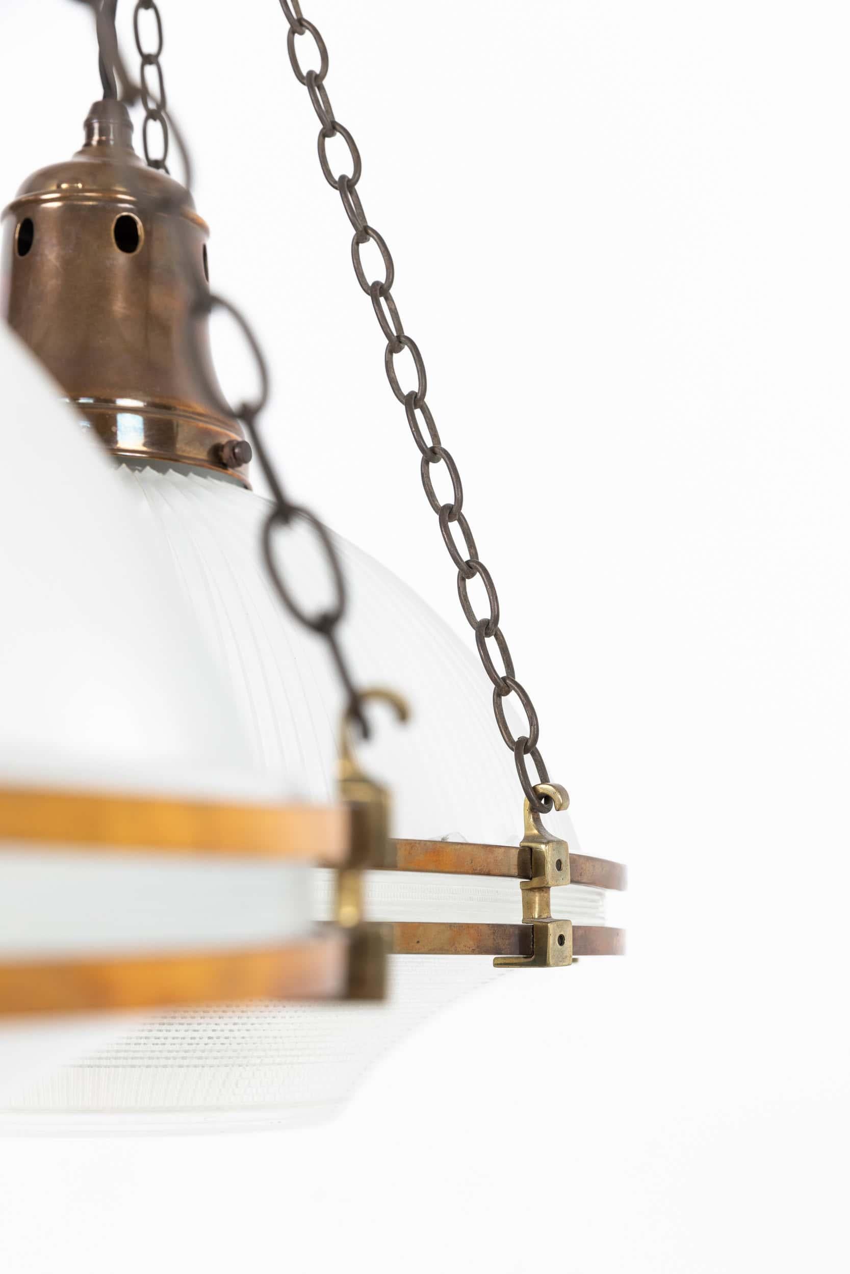 

Une lampe suspendue 
