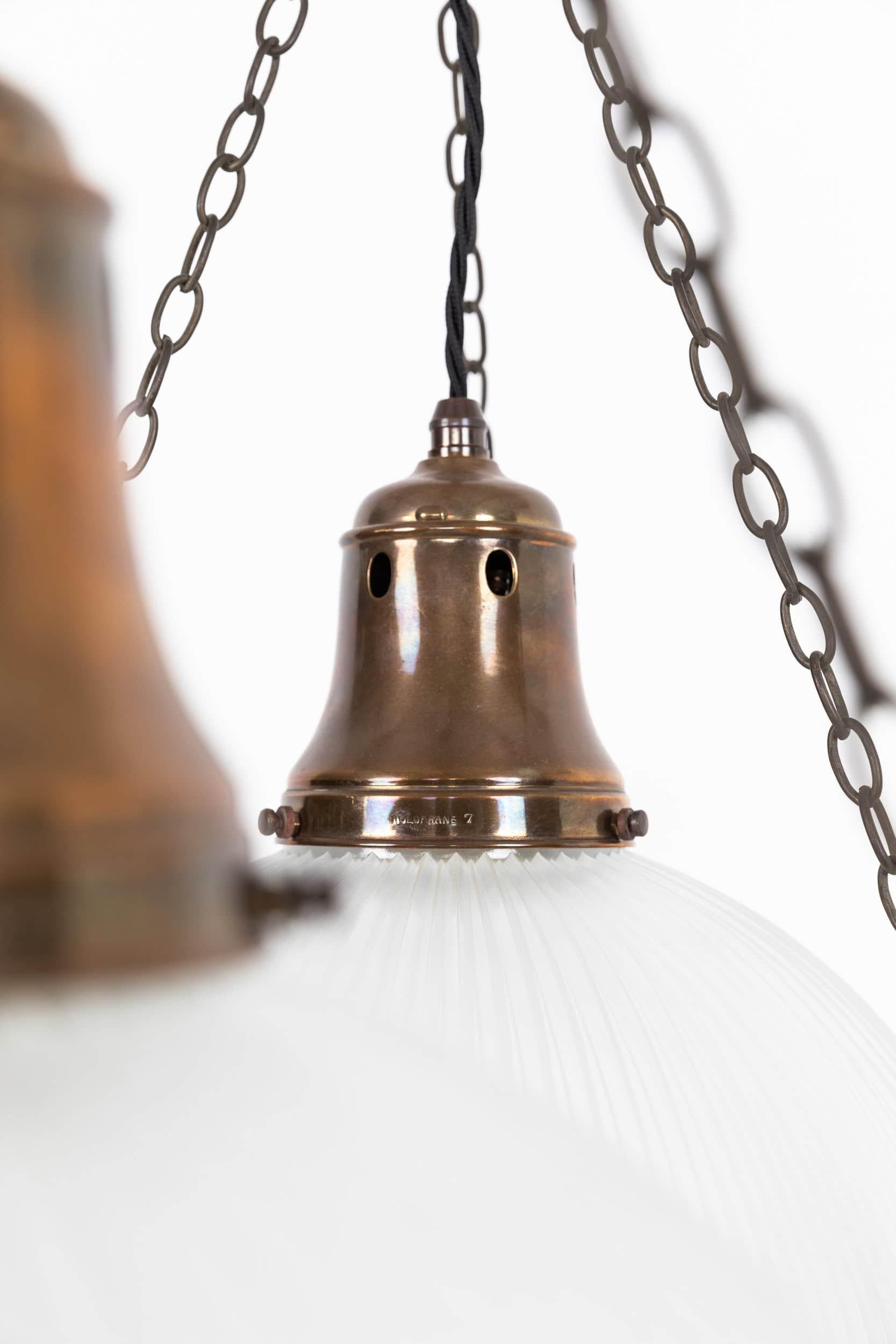 Anglais Lampe à suspension ancienne en verre prismatique réflecteur-refractor Holophane de 14 pouces, c. 1920 en vente