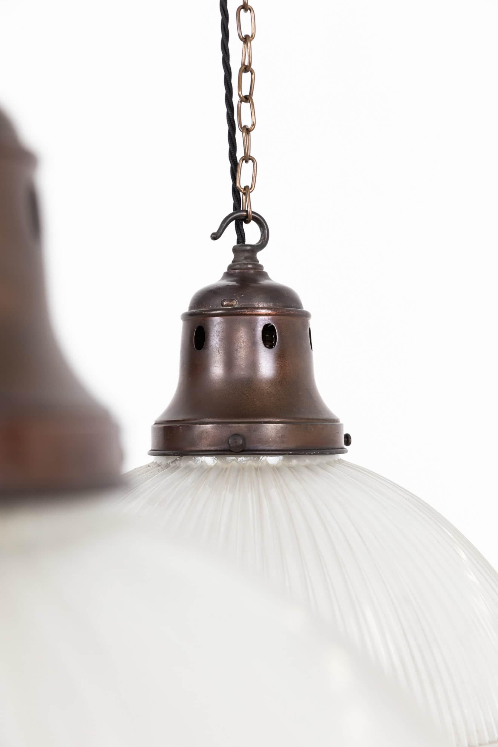 Anglais Lampe à suspension ancienne en verre prismatique réflecteur-refractor Holophane de 14 pouces, c. 1920 en vente