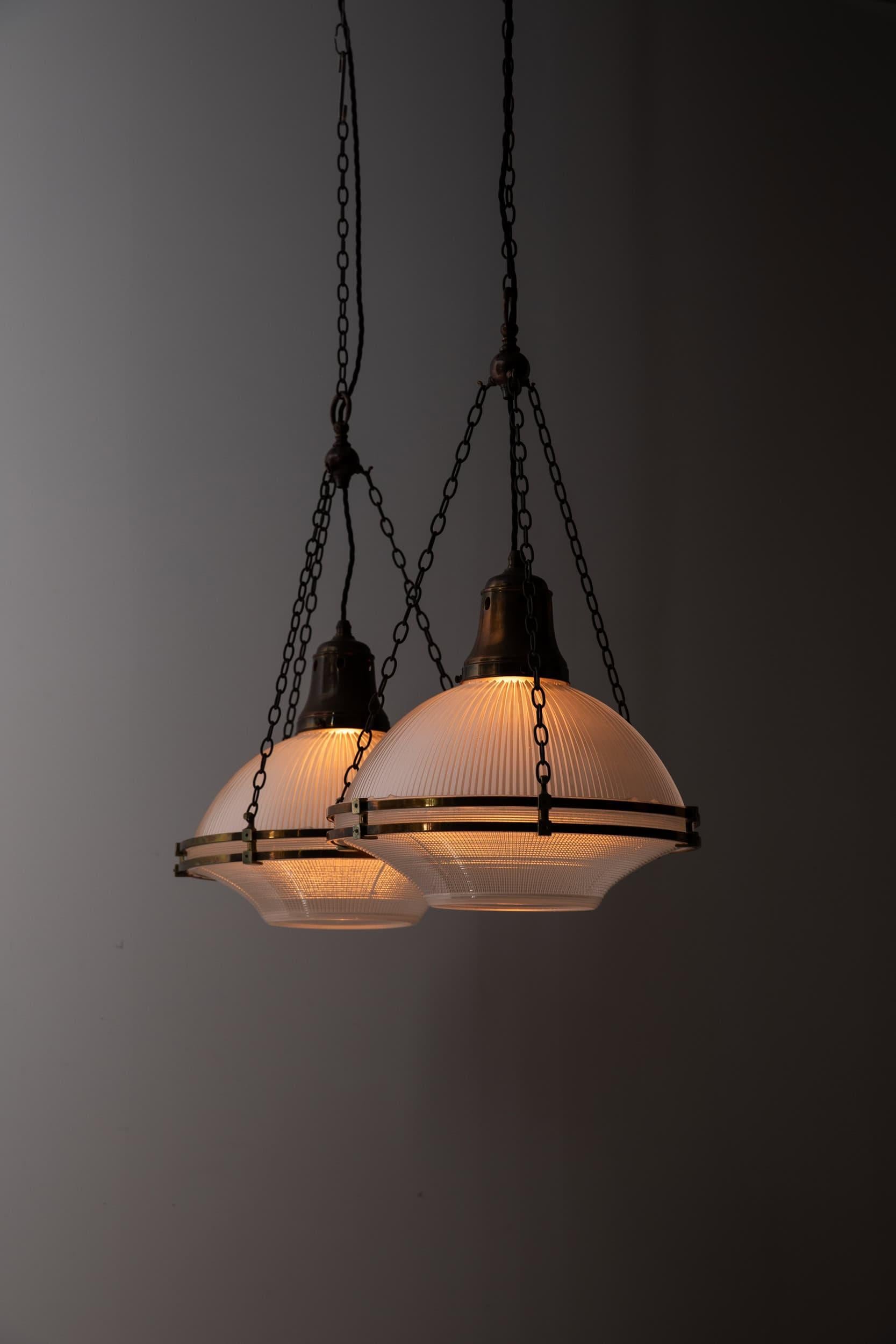 Début du 20ème siècle Lampe à suspension ancienne en verre prismatique réflecteur-refractor Holophane de 14 pouces, c. 1920 en vente