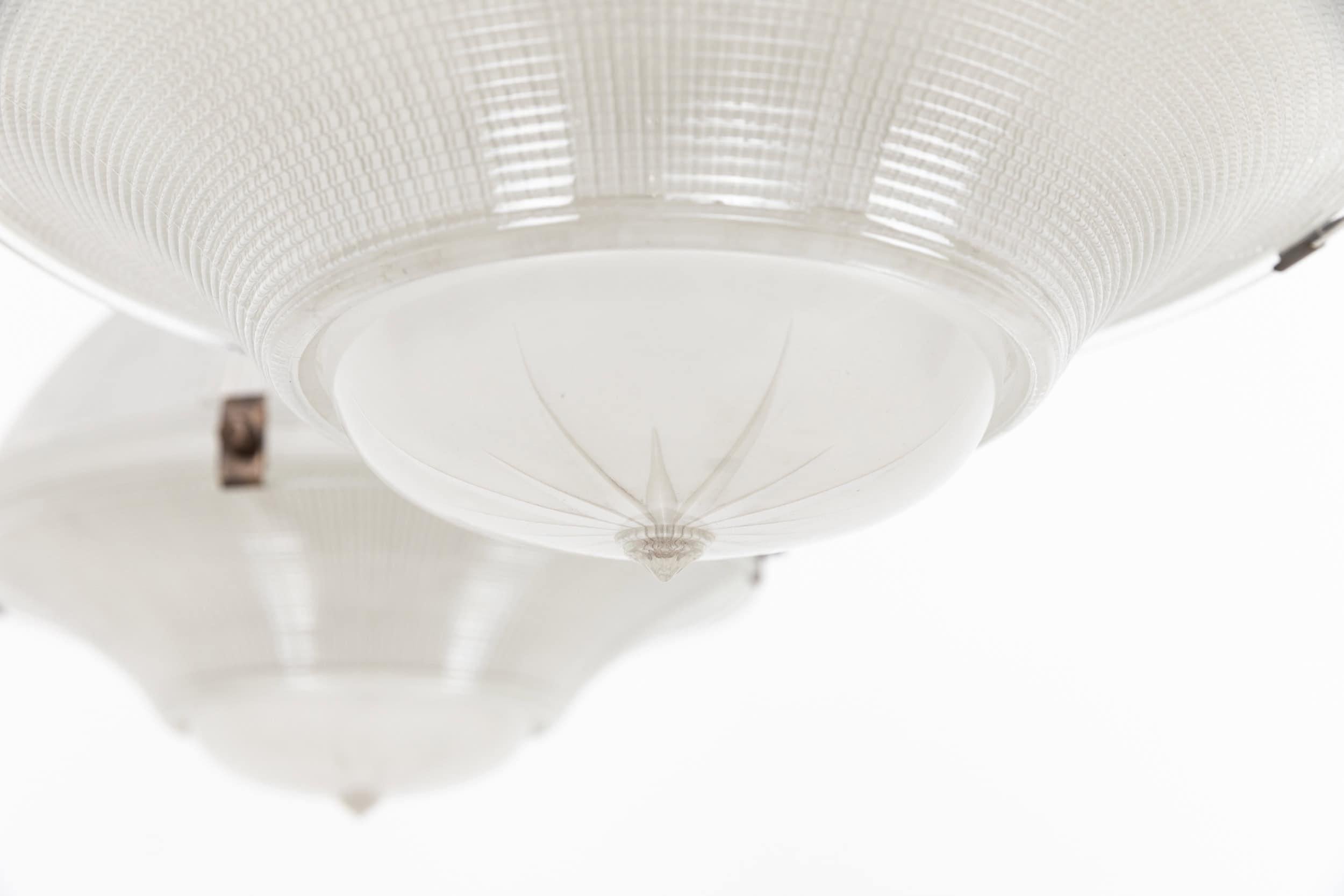 Début du 20ème siècle Lampe à suspension ancienne en verre prismatique réflecteur-refractor Holophane de 14 pouces, c. 1920 en vente